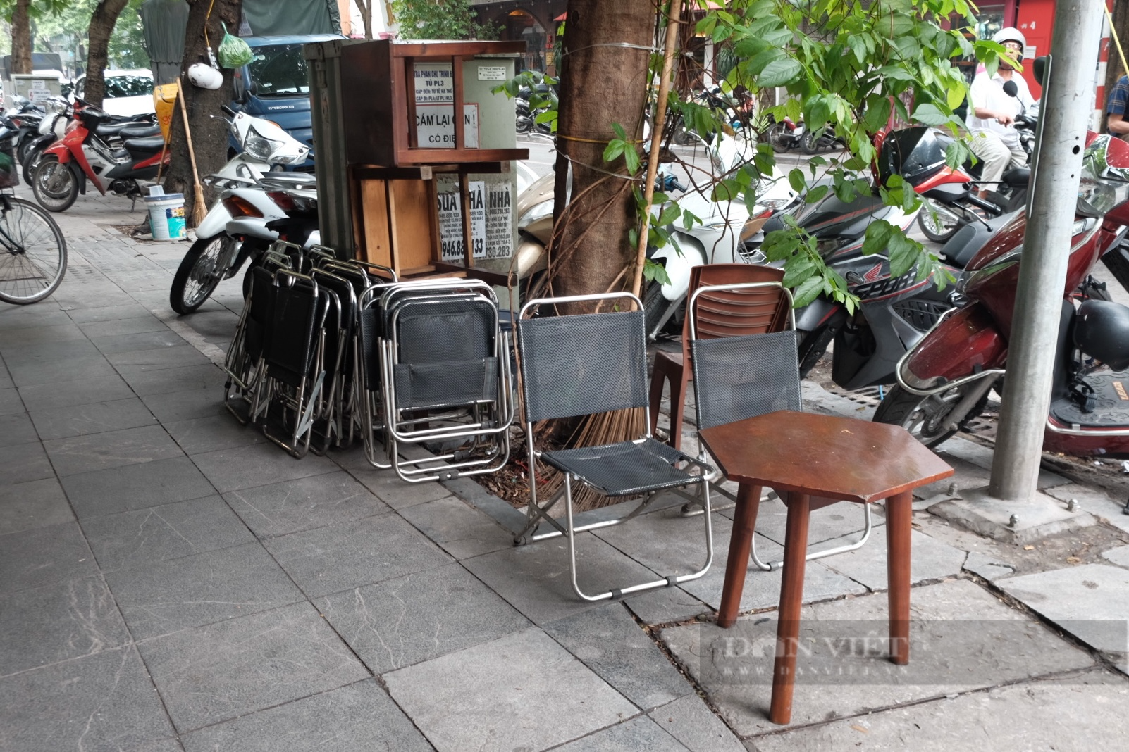 Hàng loạt quán cà phê lấn chiếm vỉa hè của người đi bộ ở quận Hoàn Kiếm (Hà Nội) - Ảnh 3.