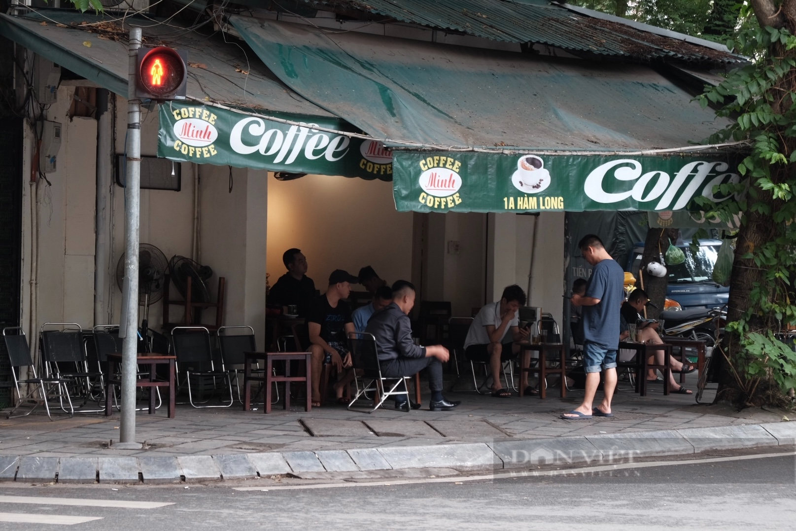 Hàng loạt quán cà phê lấn chiếm vỉa hè của người đi bộ ở quận Hoàn Kiếm (Hà Nội) - Ảnh 4.