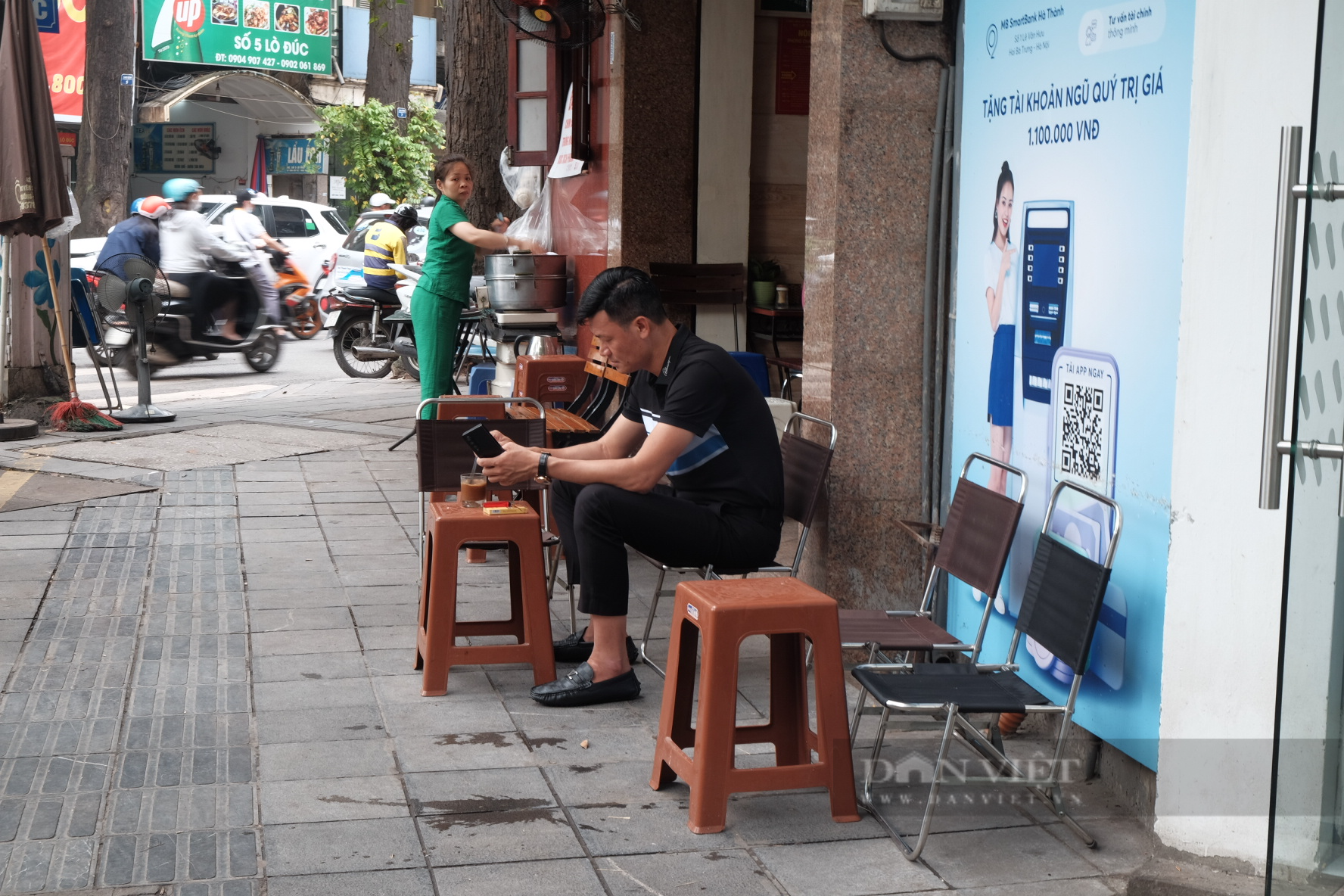 Hàng loạt quán cà phê lấn chiếm vỉa hè của người đi bộ ở quận Hoàn Kiếm (Hà Nội) - Ảnh 8.