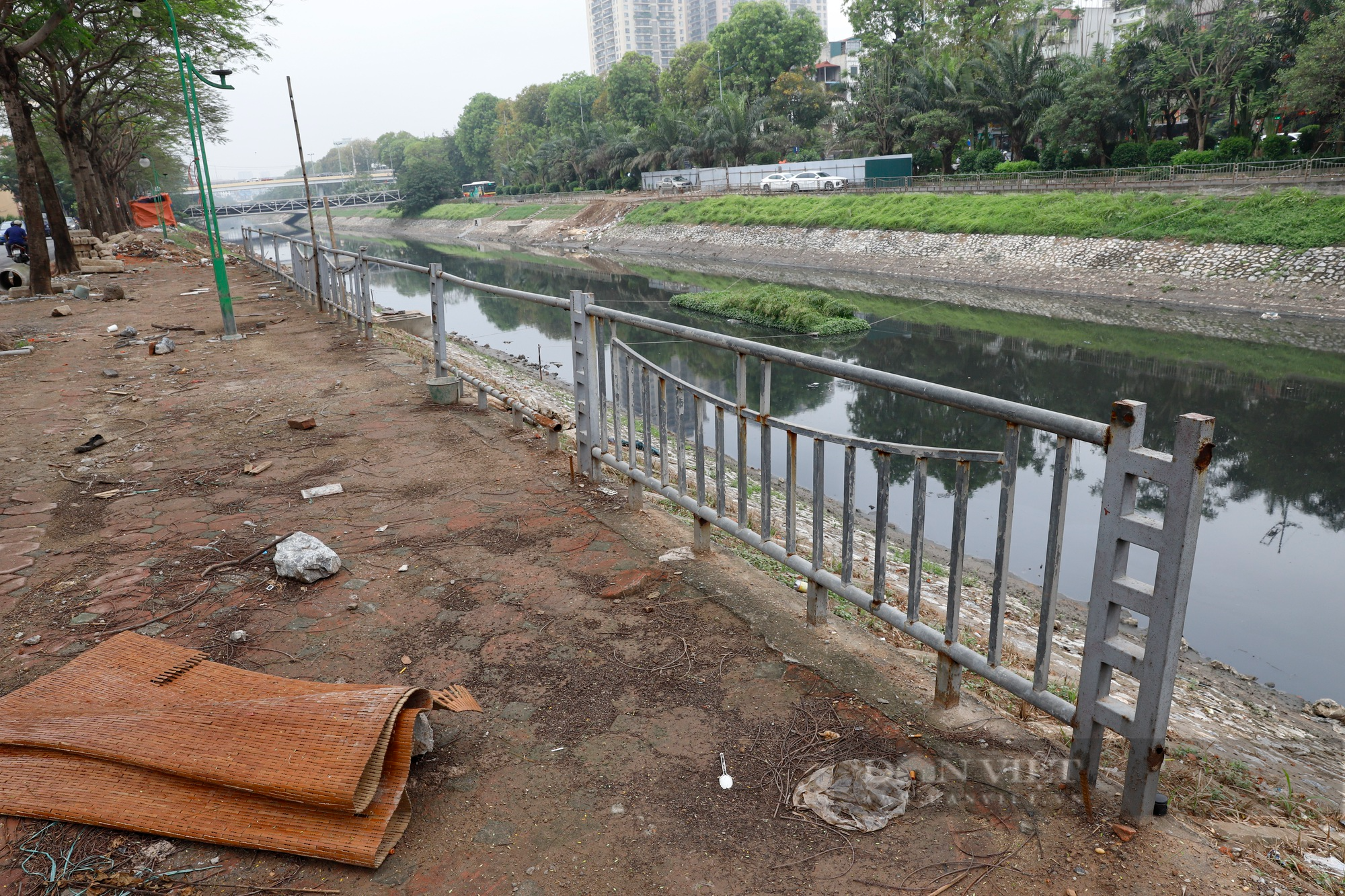 Lan can bảo vệ nhiều con sông tại Hà Nội hư hỏng, nghiêng đổ, xuống cấp nghiêm trọng - Ảnh 1.