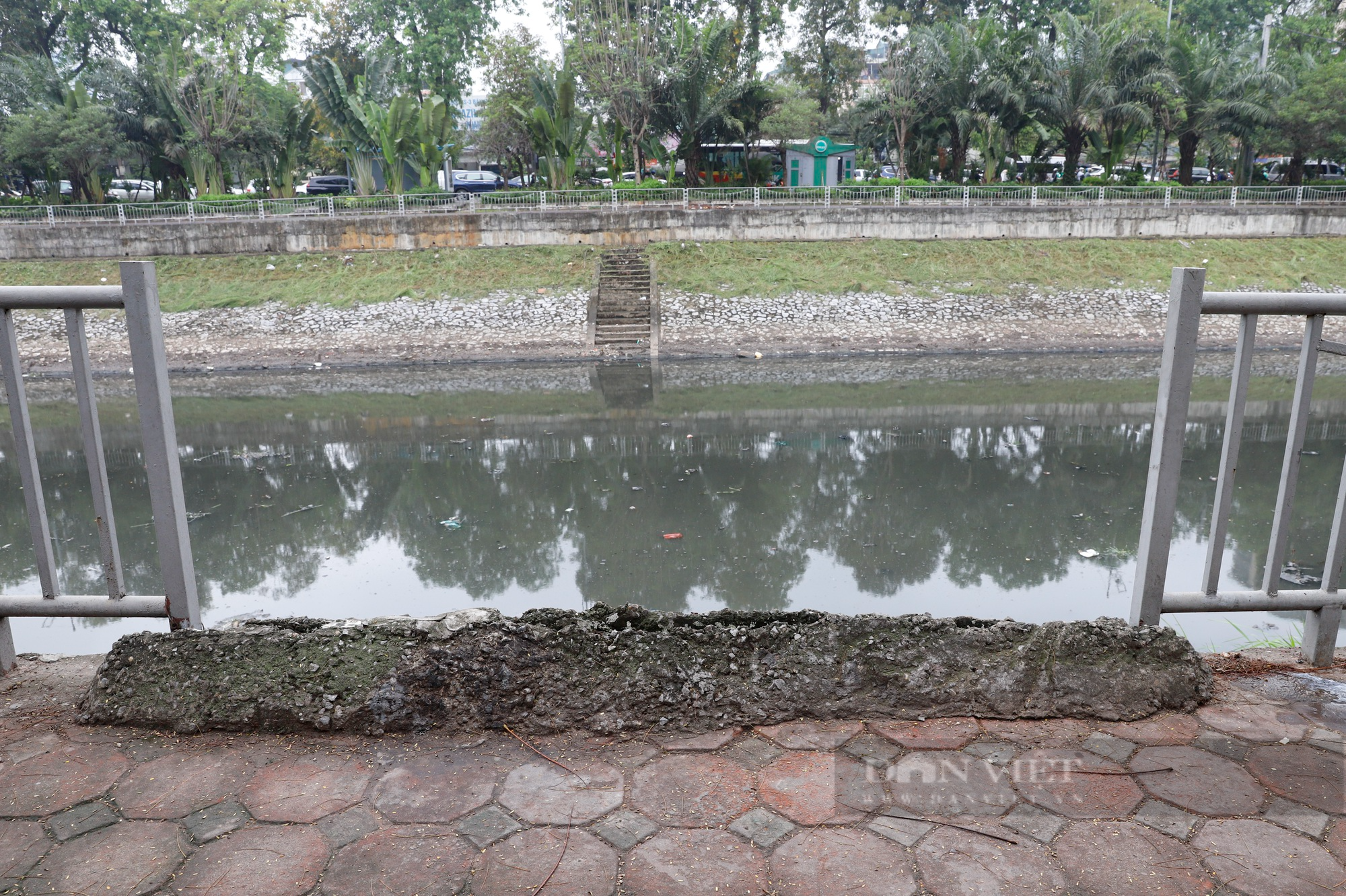 Lan can bảo vệ nhiều con sông tại Hà Nội hư hỏng, nghiêng đổ, xuống cấp nghiêm trọng - Ảnh 3.