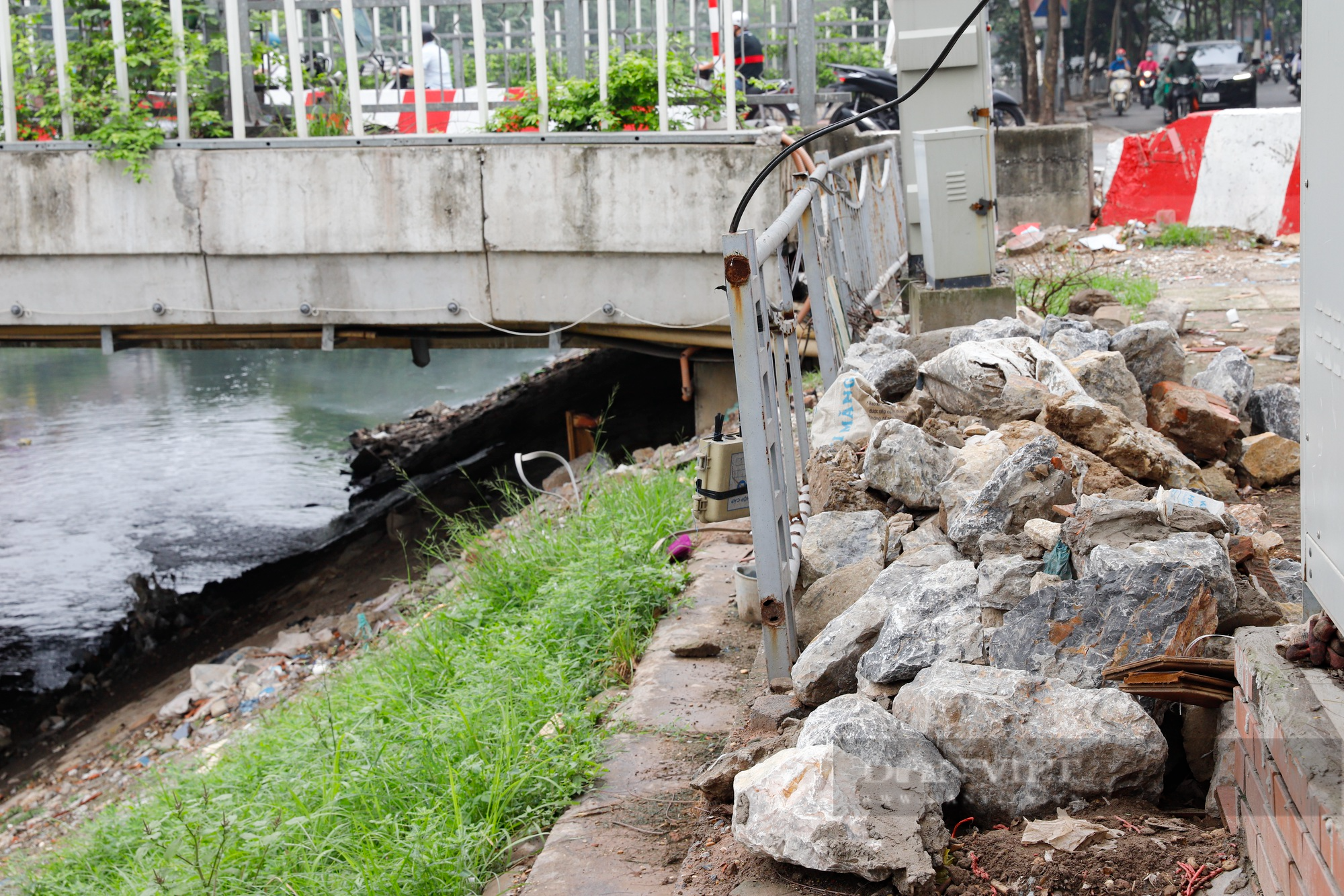 Lan can bảo vệ nhiều con sông tại Hà Nội hư hỏng, nghiêng đổ, xuống cấp nghiêm trọng - Ảnh 5.
