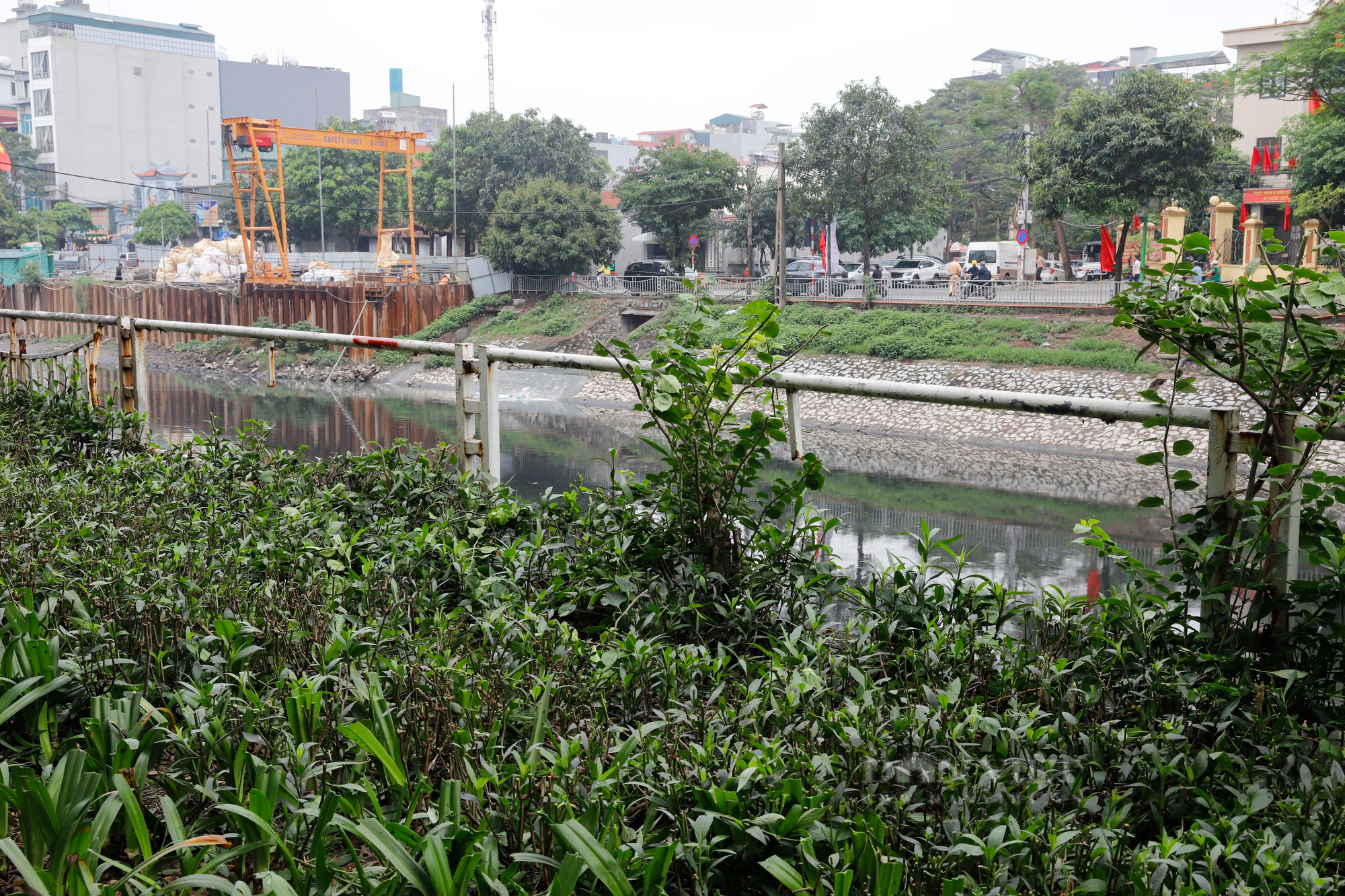 Lan can bảo vệ nhiều con sông tại Hà Nội hư hỏng, nghiêng đổ, xuống cấp nghiêm trọng - Ảnh 6.