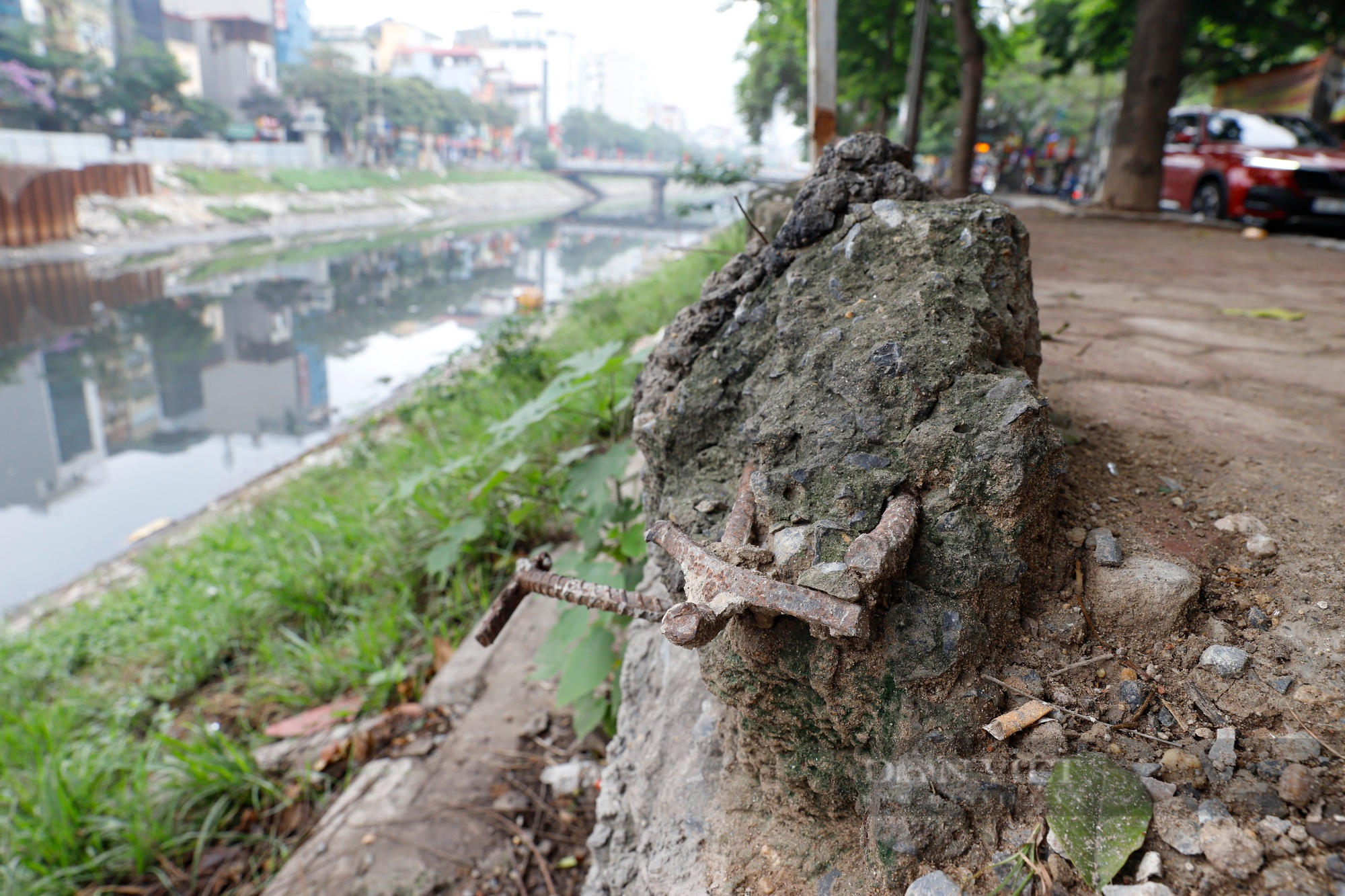 Lan can bảo vệ nhiều con sông tại Hà Nội hư hỏng, nghiêng đổ, xuống cấp nghiêm trọng - Ảnh 7.