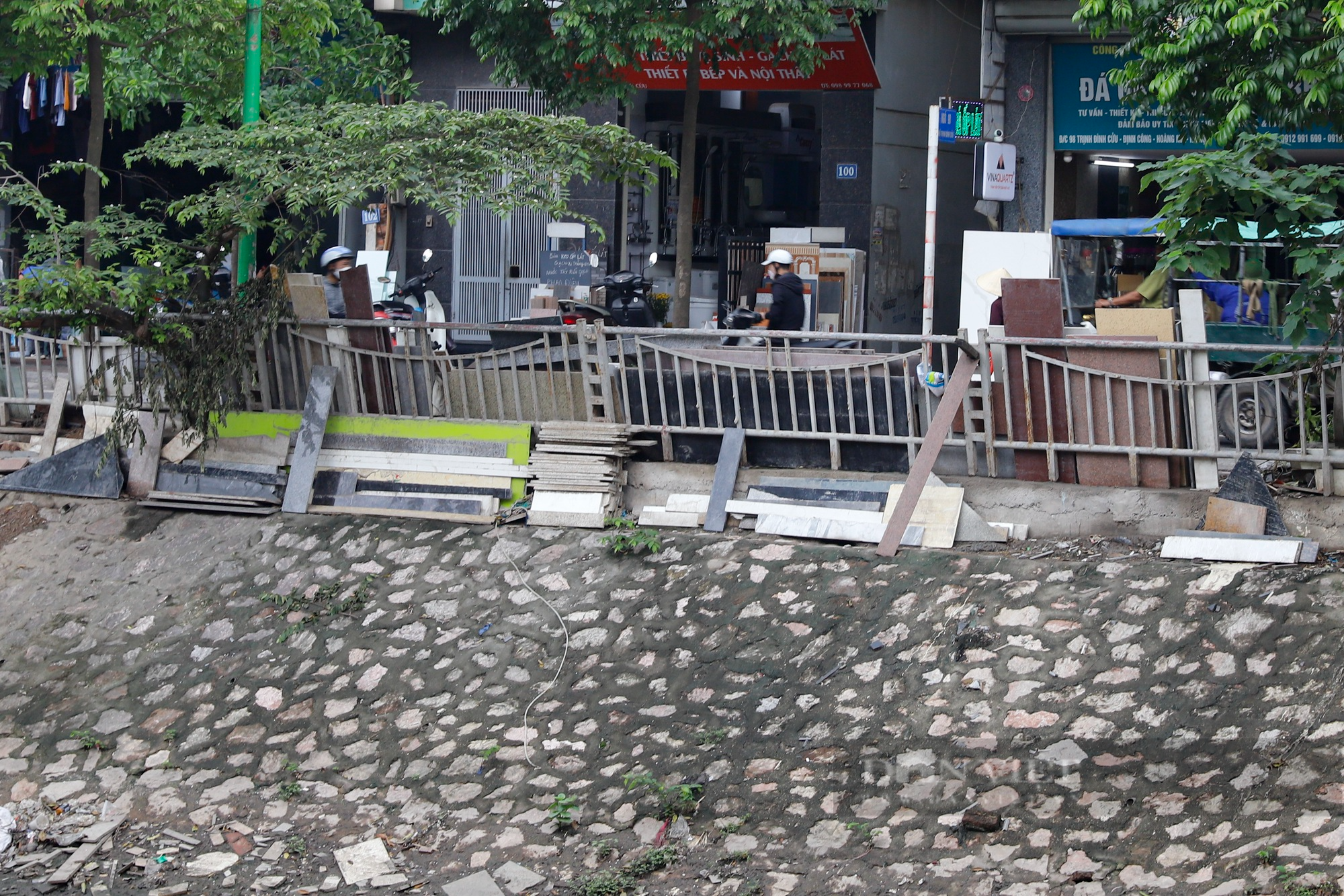Lan can bảo vệ nhiều con sông tại Hà Nội hư hỏng, nghiêng đổ, xuống cấp nghiêm trọng - Ảnh 8.