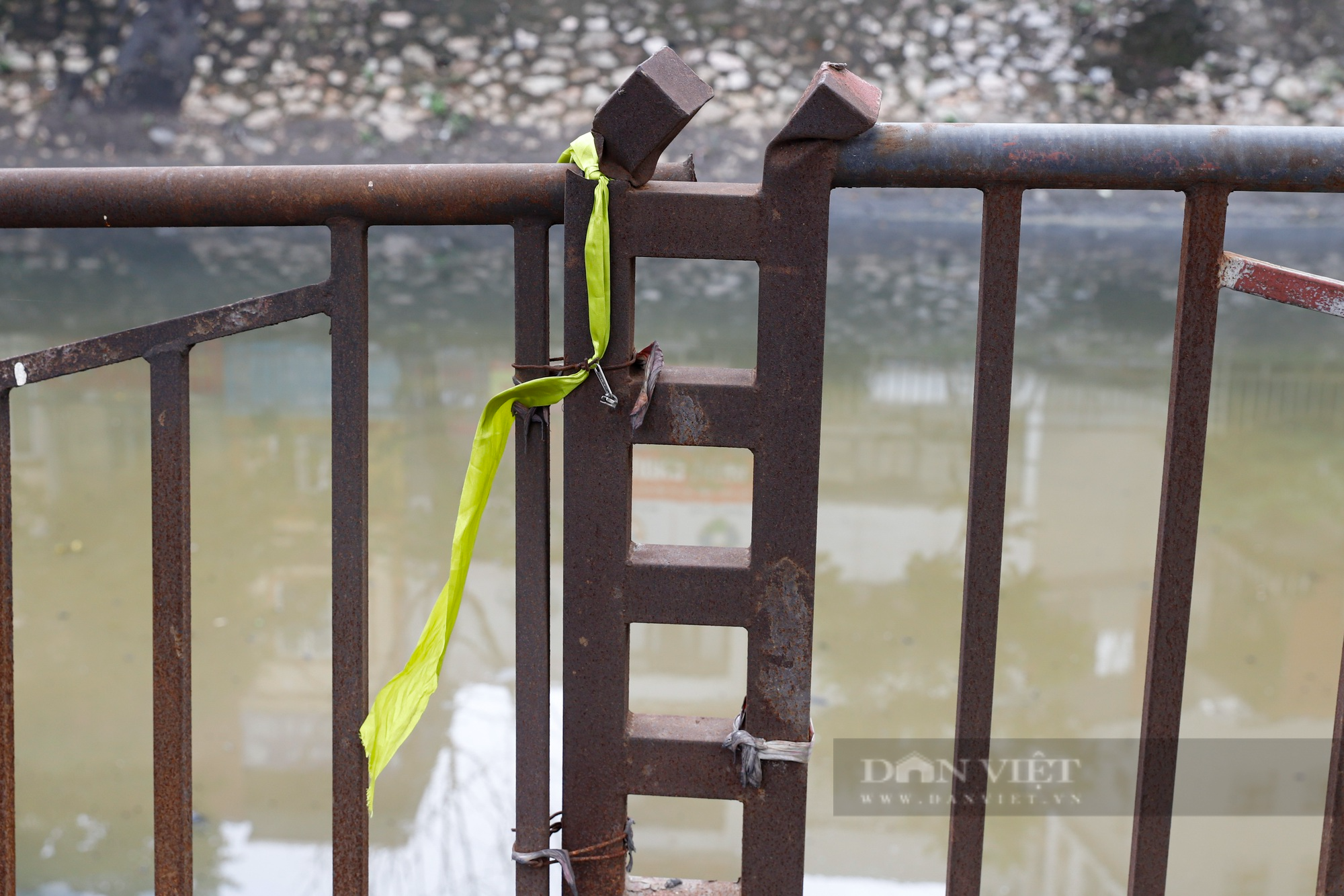 Lan can bảo vệ nhiều con sông tại Hà Nội hư hỏng, nghiêng đổ, xuống cấp nghiêm trọng - Ảnh 9.