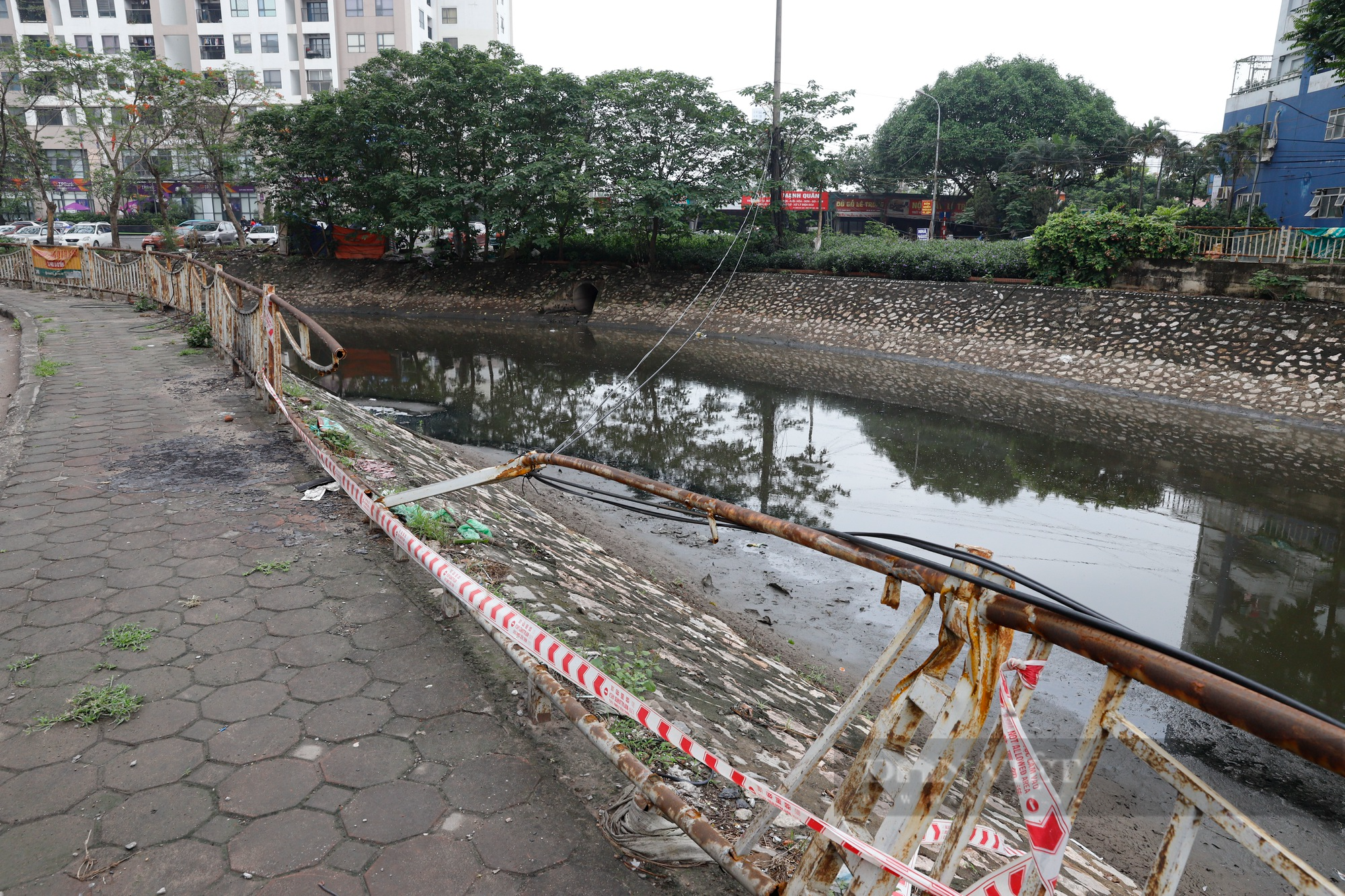 Lan can bảo vệ nhiều con sông tại Hà Nội hư hỏng, nghiêng đổ, xuống cấp nghiêm trọng - Ảnh 10.