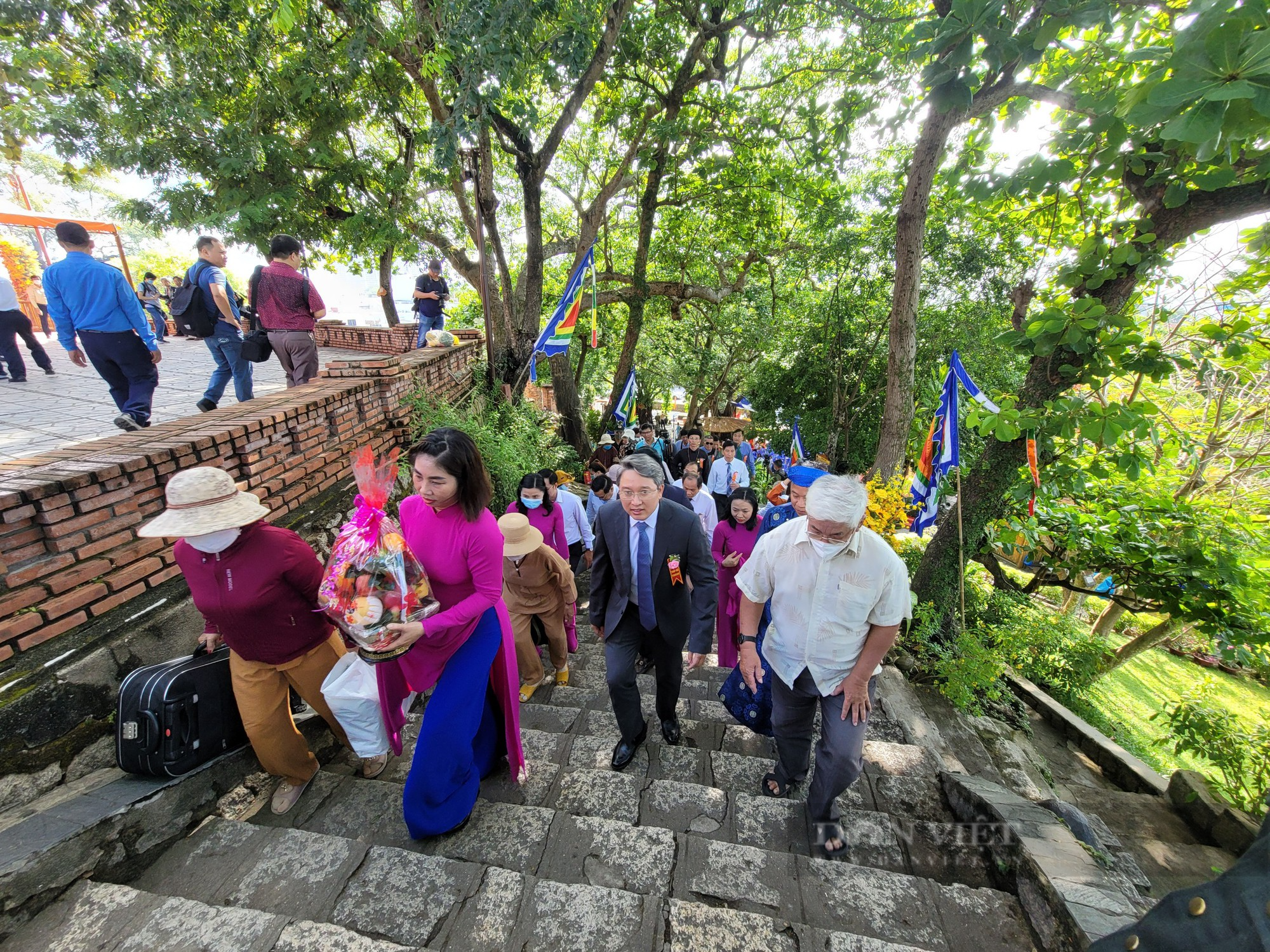 Hàng ngàn người dân tham dự lễ hội Tháp Bà Ponagar Nha Trang - Ảnh 1.