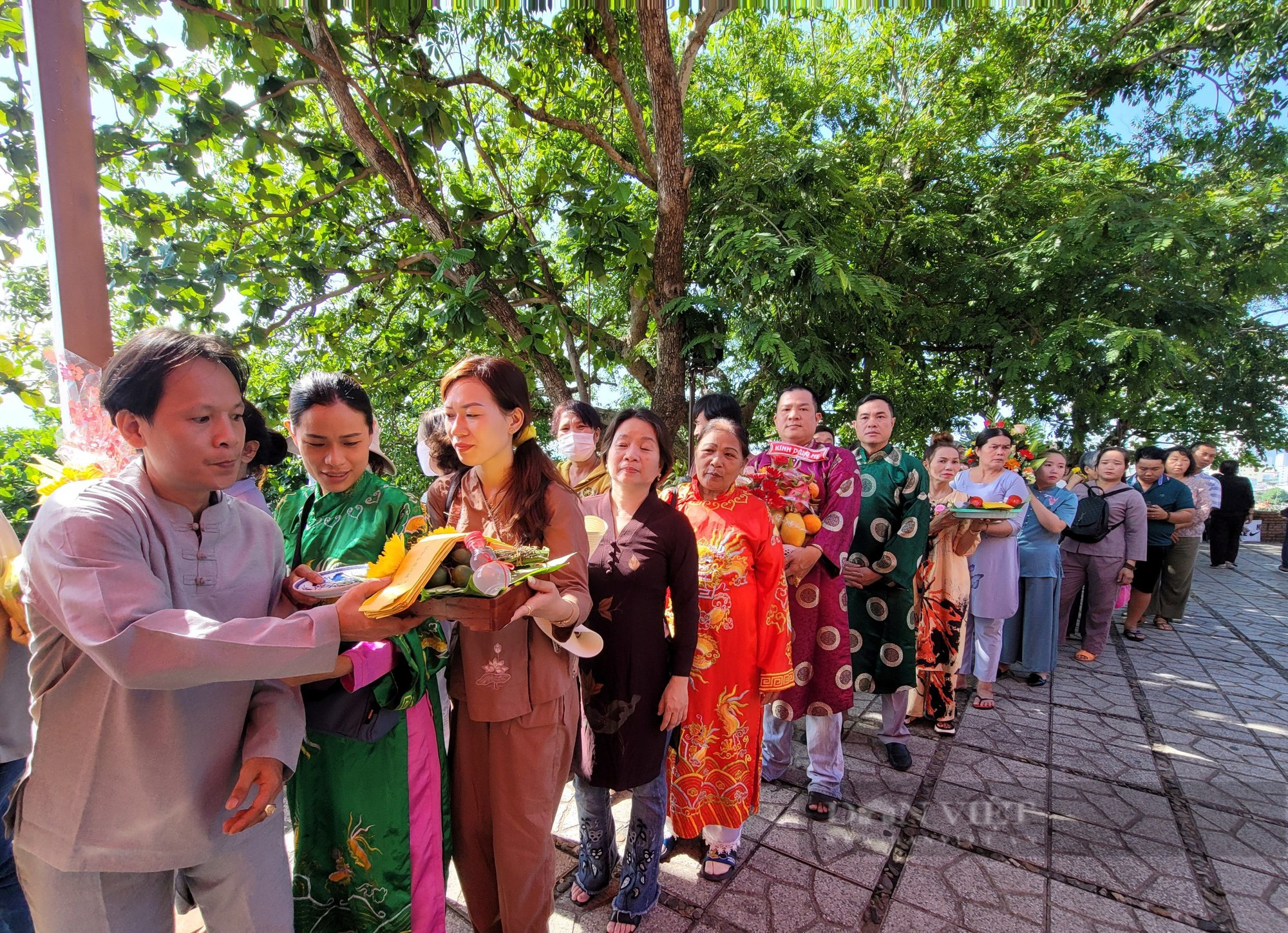 Hàng ngàn người dân tham dự lễ hội Tháp Bà Ponagar Nha Trang - Ảnh 3.