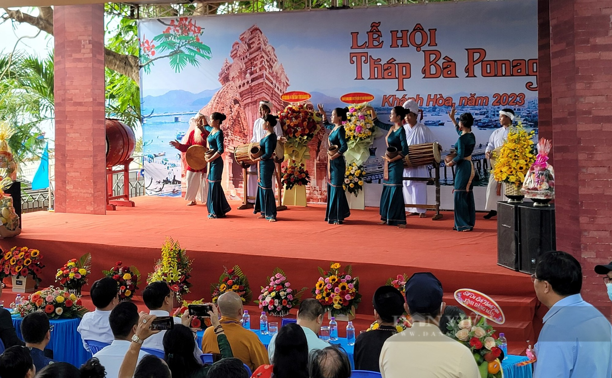 Hàng ngàn người dân tham dự lễ hội Tháp Bà Ponagar Nha Trang - Ảnh 4.