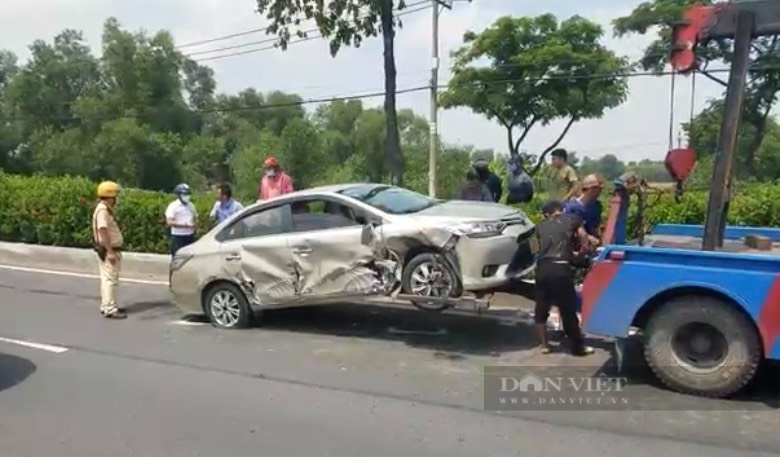 TP.HCM: Xe khách va chạm với ô tô 4 chỗ lao lên dải phân cách trồng cây, hai phương tiện hư hỏng nặng - Ảnh 2.