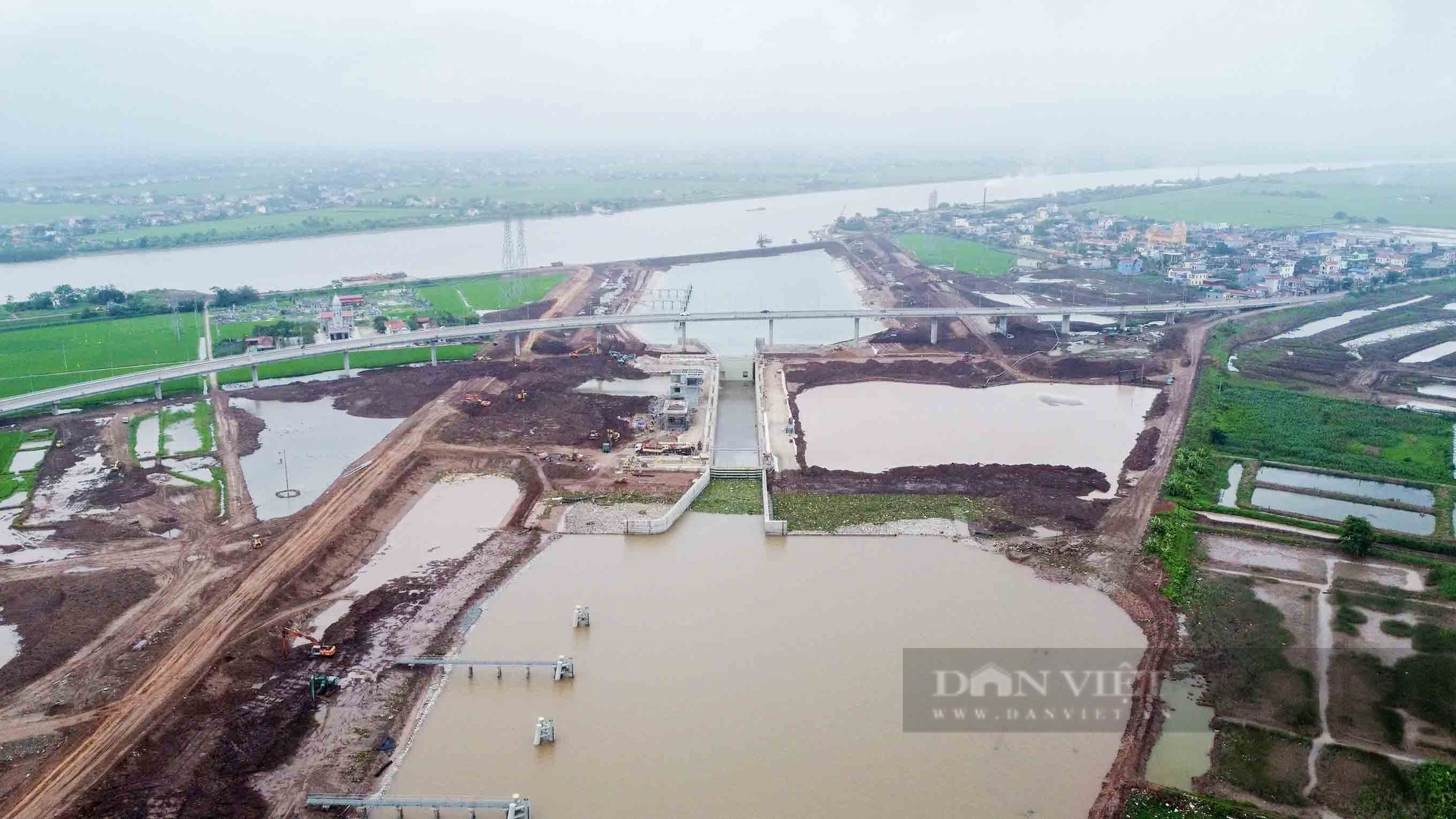 Công nhân ngày đêm hối hả thi công để đưa kênh đào lớn nhất Việt Nam về đích - Ảnh 1.