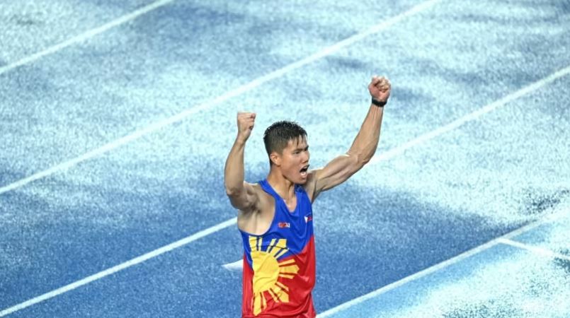 VĐV nhảy sào số 3 thế giới bán đấu giá đôi giày chiến thắng SEA Games để ủng hộ trẻ em Philippines - Ảnh 1.