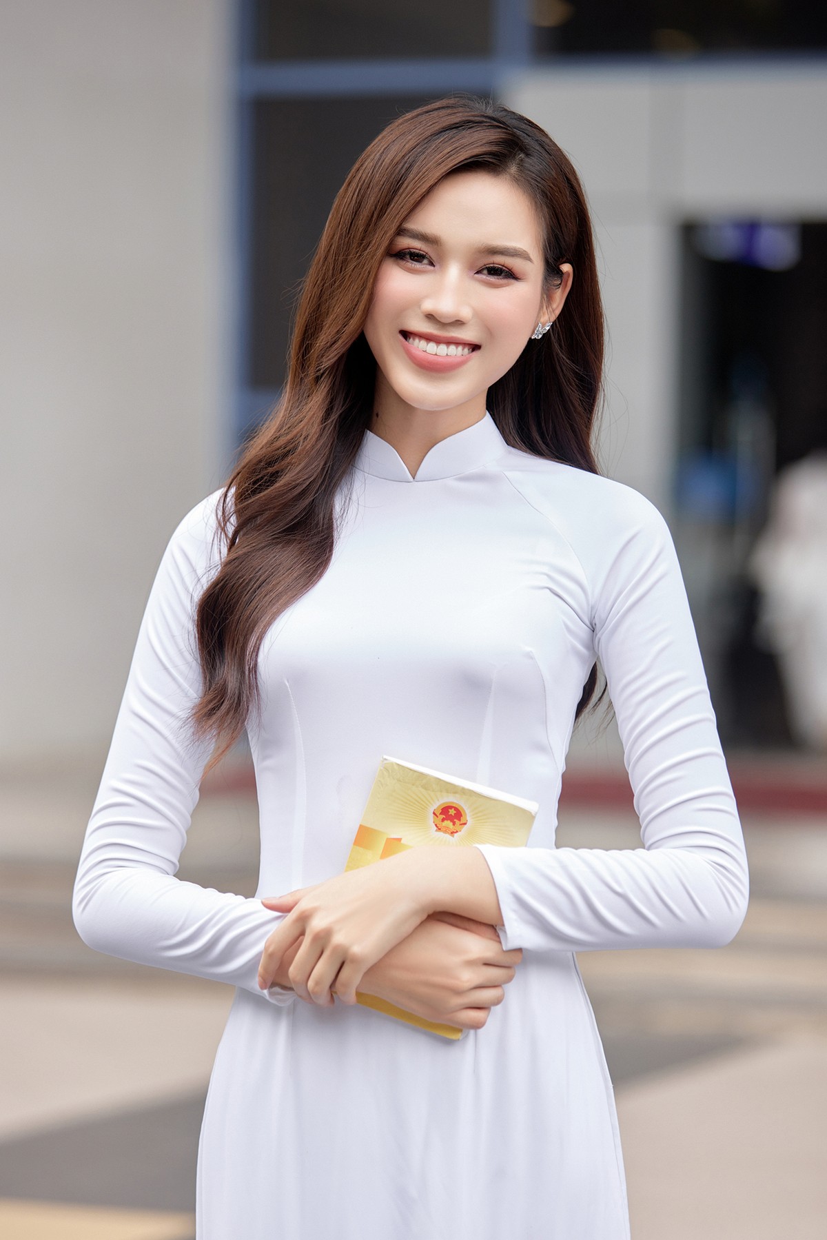 Hoa hậu Đỗ Thị Hà mặc áo dài trắng tinh khôi đẹp tựa nàng thơ - Ảnh 1.
