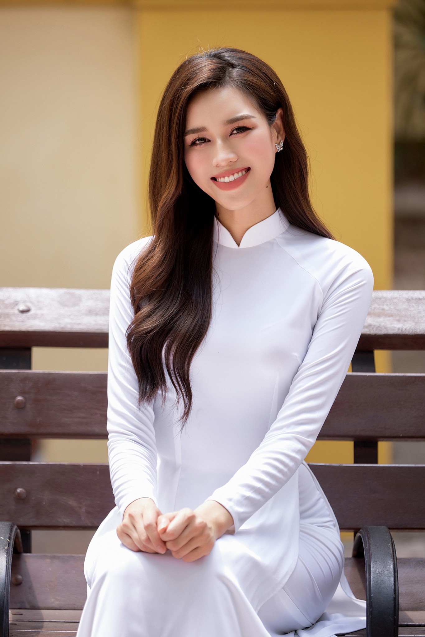 Hoa hậu Đỗ Thị Hà mặc áo dài trắng tinh khôi đẹp tựa nàng thơ - Ảnh 3.
