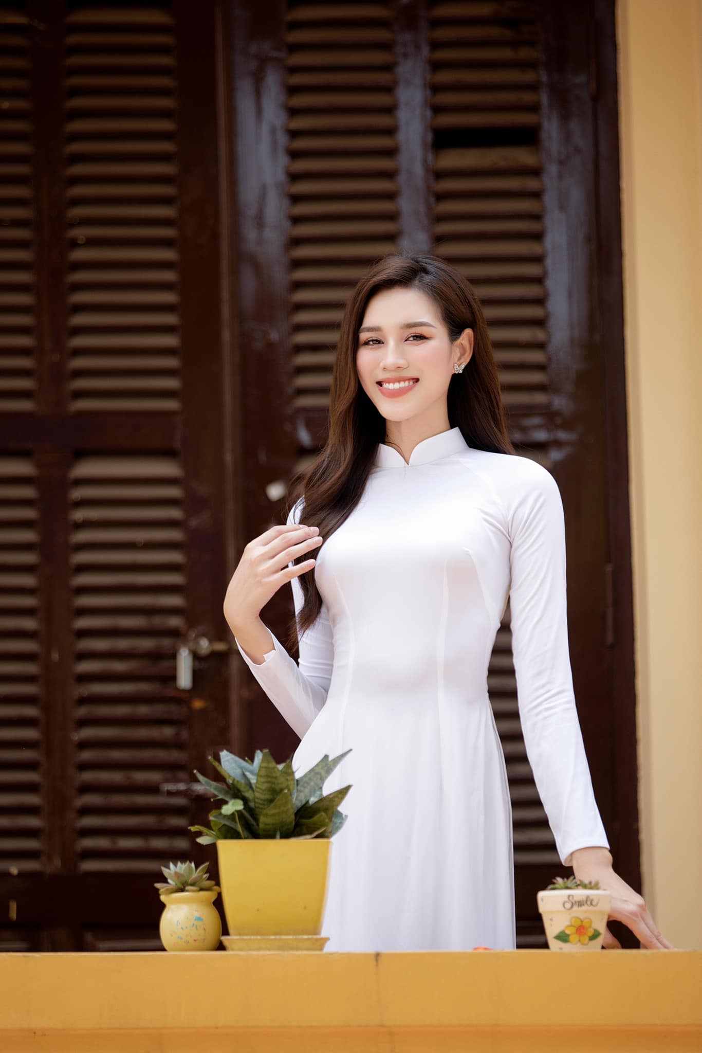 Hoa hậu Đỗ Thị Hà mặc áo dài trắng tinh khôi đẹp tựa nàng thơ - Ảnh 6.