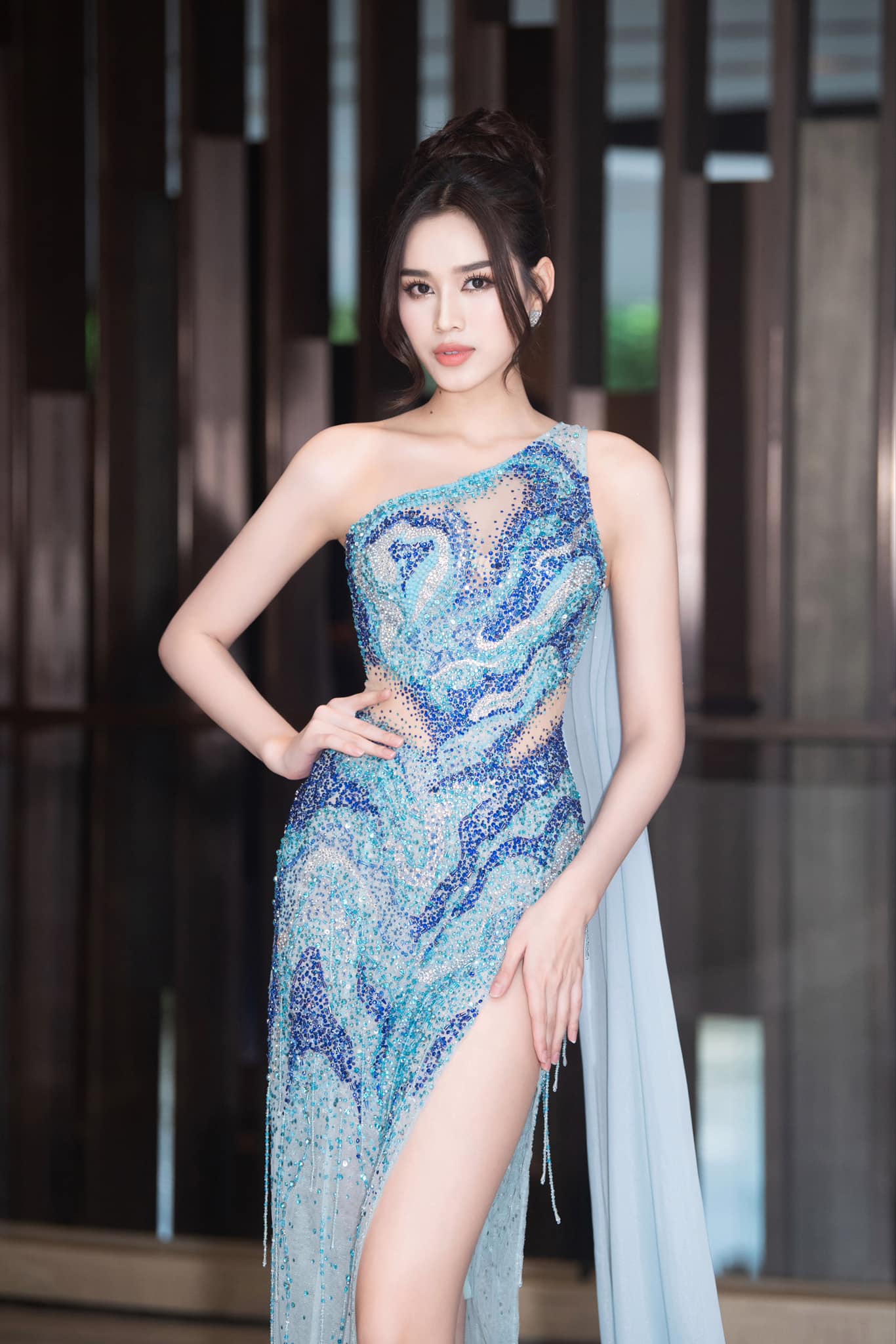 Hoa hậu Đỗ Thị Hà mặc áo dài trắng tinh khôi đẹp tựa nàng thơ - Ảnh 9.