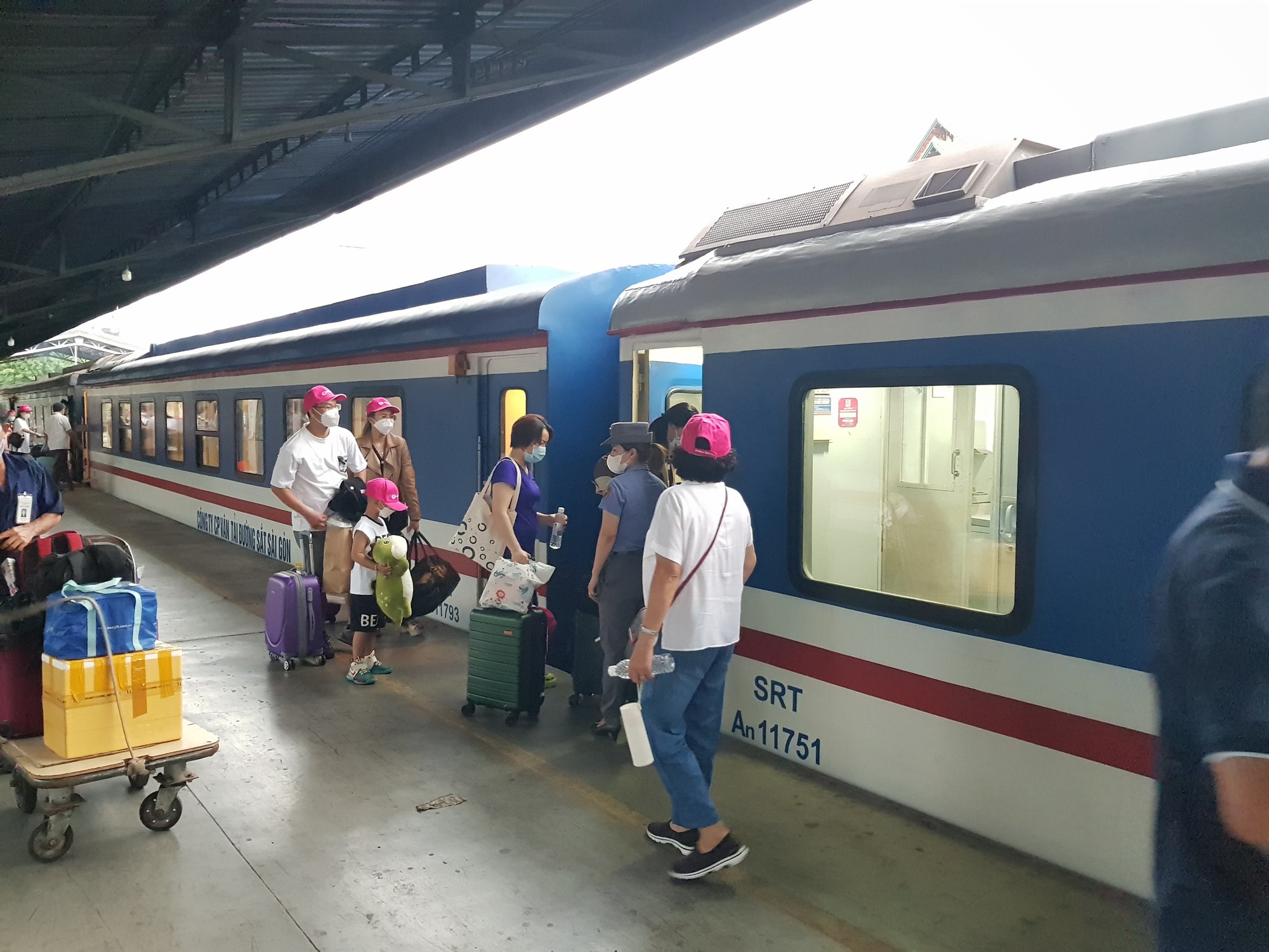 Ga Sài Gòn dừng chạy nhiều đoàn tàu vì ảnh hưởng mưa lũ - Ảnh 2.