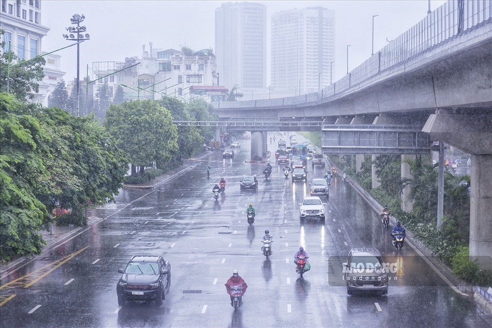 Ngày mai (11/5) không khí lạnh tràn về, Bắc Bộ mưa giông lớn dài ngày, cảnh báo mưa rất to ở nhiều nơi - Ảnh 2.