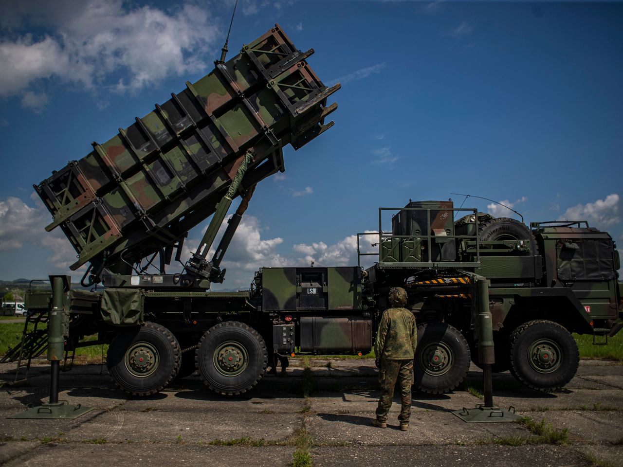  Mỹ bất ngờ xác nhận Ukraine bắn hạ tên lửa siêu thanh Nga - Ảnh 1.