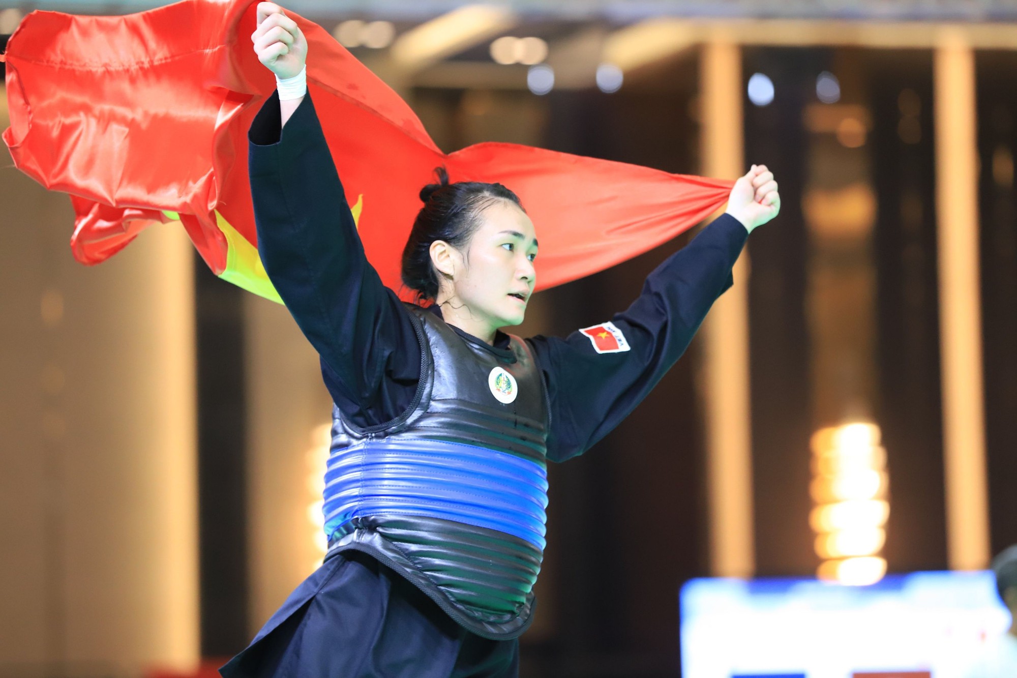 Đang bị dẫn điểm, võ sĩ Nguyễn Hoàng Hồng Ân bất ngờ được xử thắng, đoạt HCV - Ảnh 1.