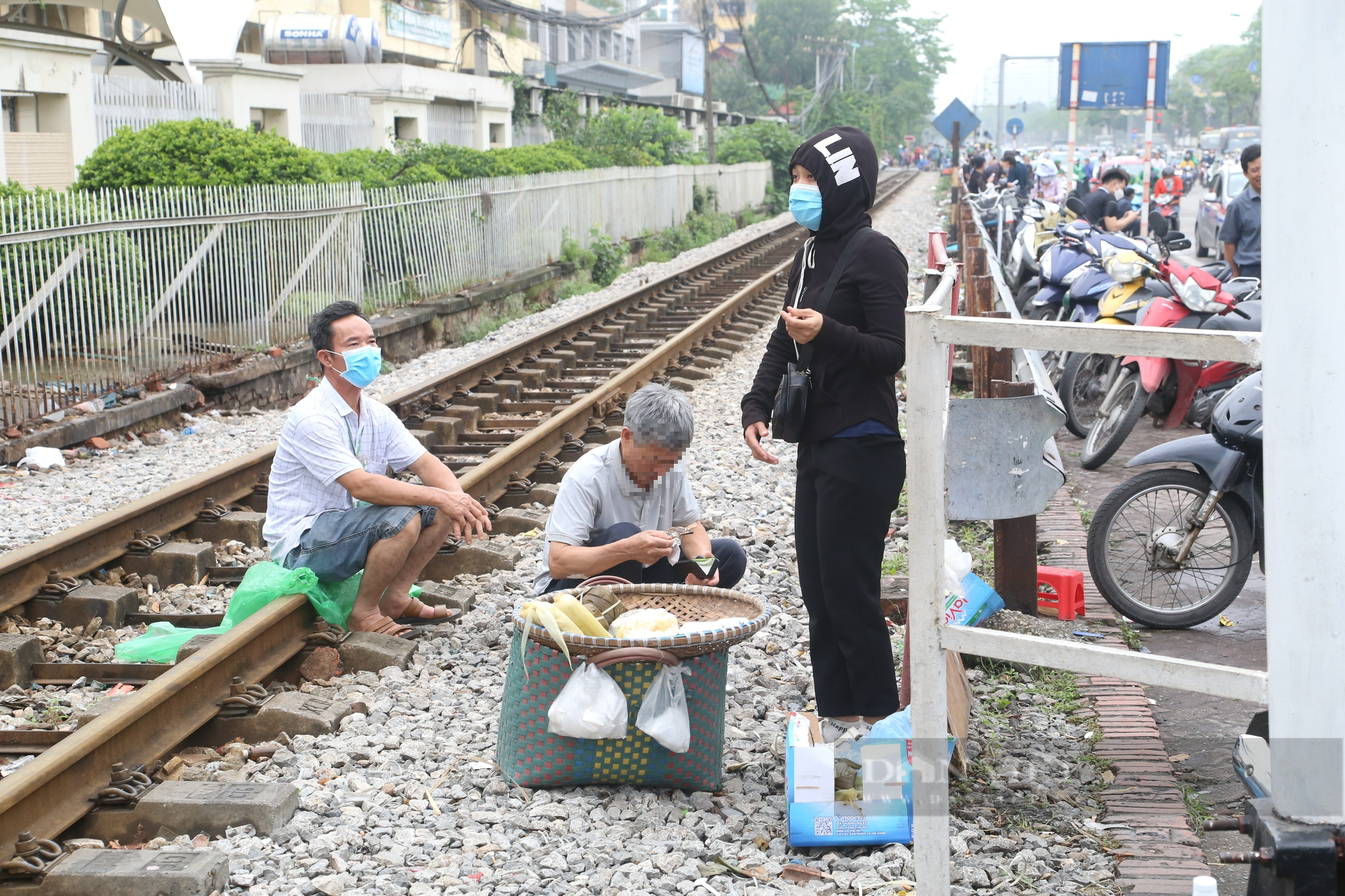 Đường sắt thành &quot;chợ&quot;, người dân vô tư mua bán trước cổng bệnh viện Bạch Mai - Ảnh 1.