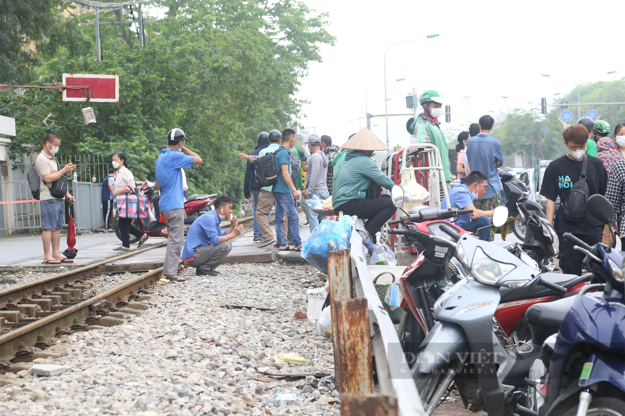 Đường sắt thành &quot;chợ&quot;, người dân vô tư mua bán trước cổng bệnh viện Bạch Mai - Ảnh 2.