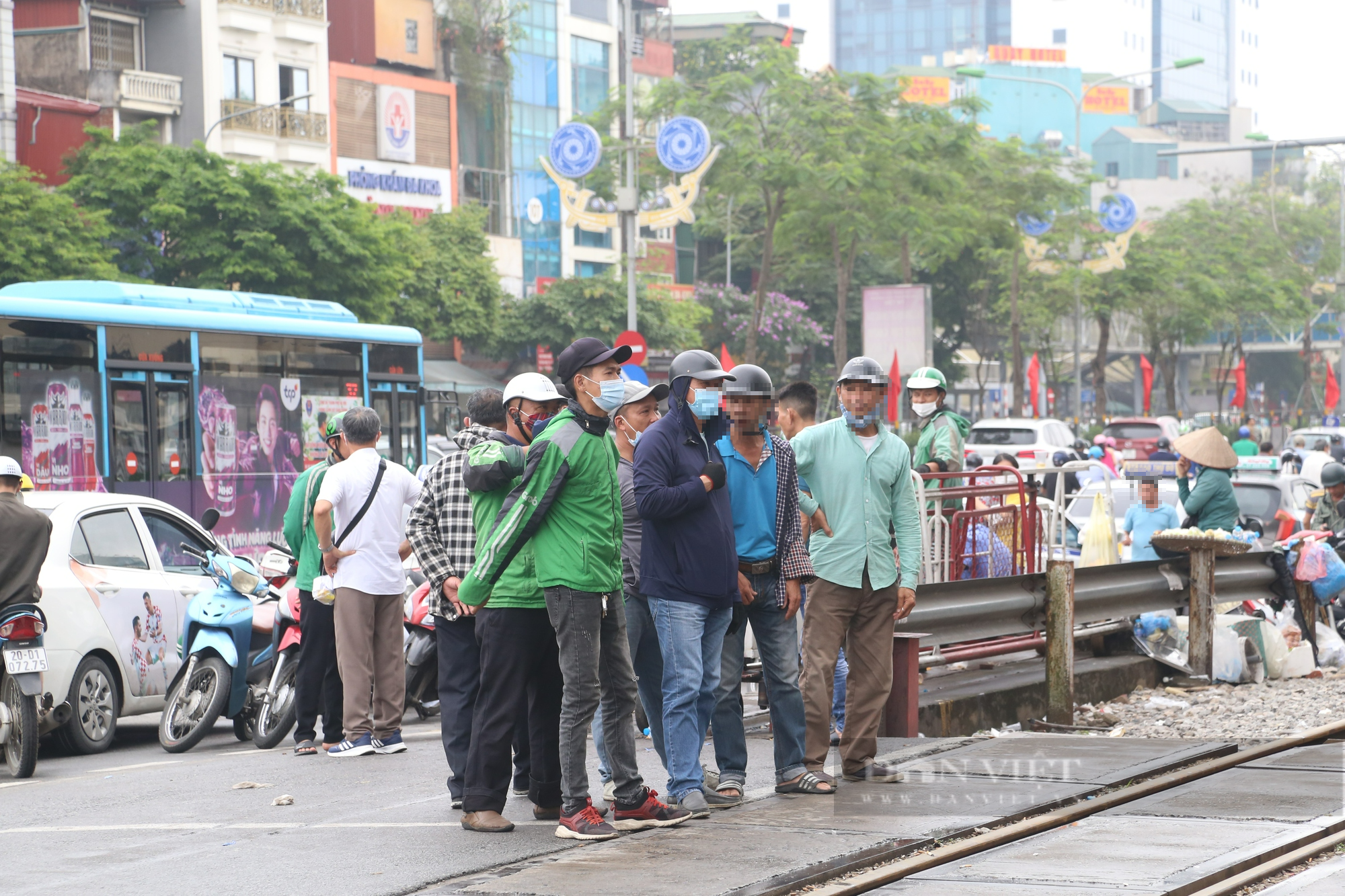 Đường sắt thành &quot;chợ&quot;, người dân vô tư mua bán trước cổng bệnh viện Bạch Mai - Ảnh 4.