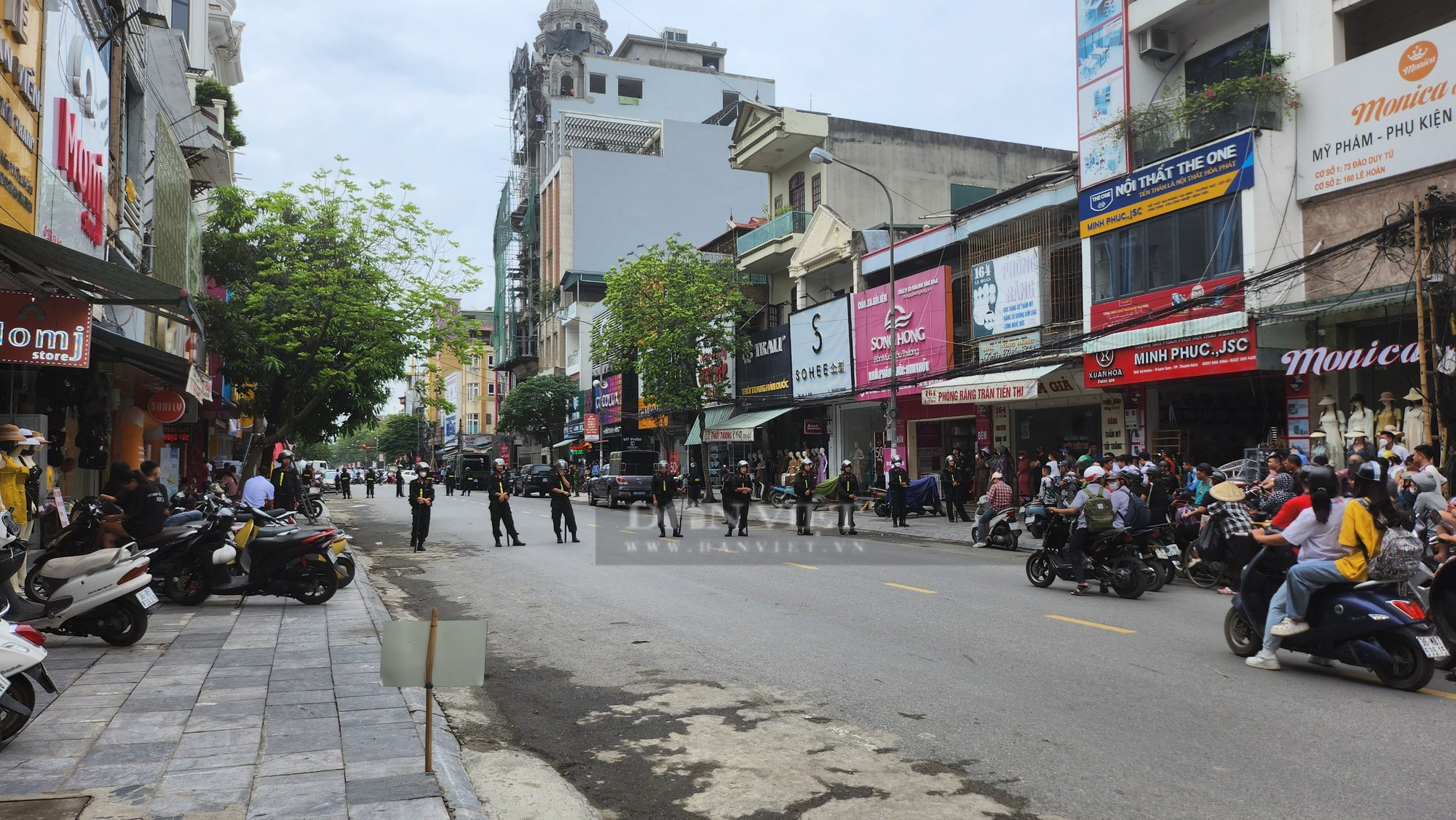 Thanh Hoá: Hàng trăm cảnh sát xuất hiện trước nhà của 2 trùm hàng hồ Tuấn “thần đèn” và Mạnh “gỗ” - Ảnh 1.