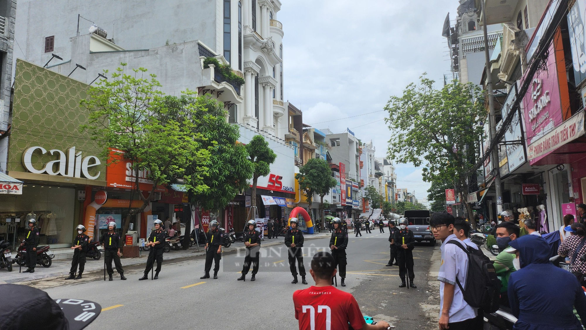 Thanh Hoá: Hàng trăm cảnh sát xuất hiện trước nhà của 2 trùm hàng hồ Tuấn “thần đèn” và Mạnh “gỗ” - Ảnh 2.