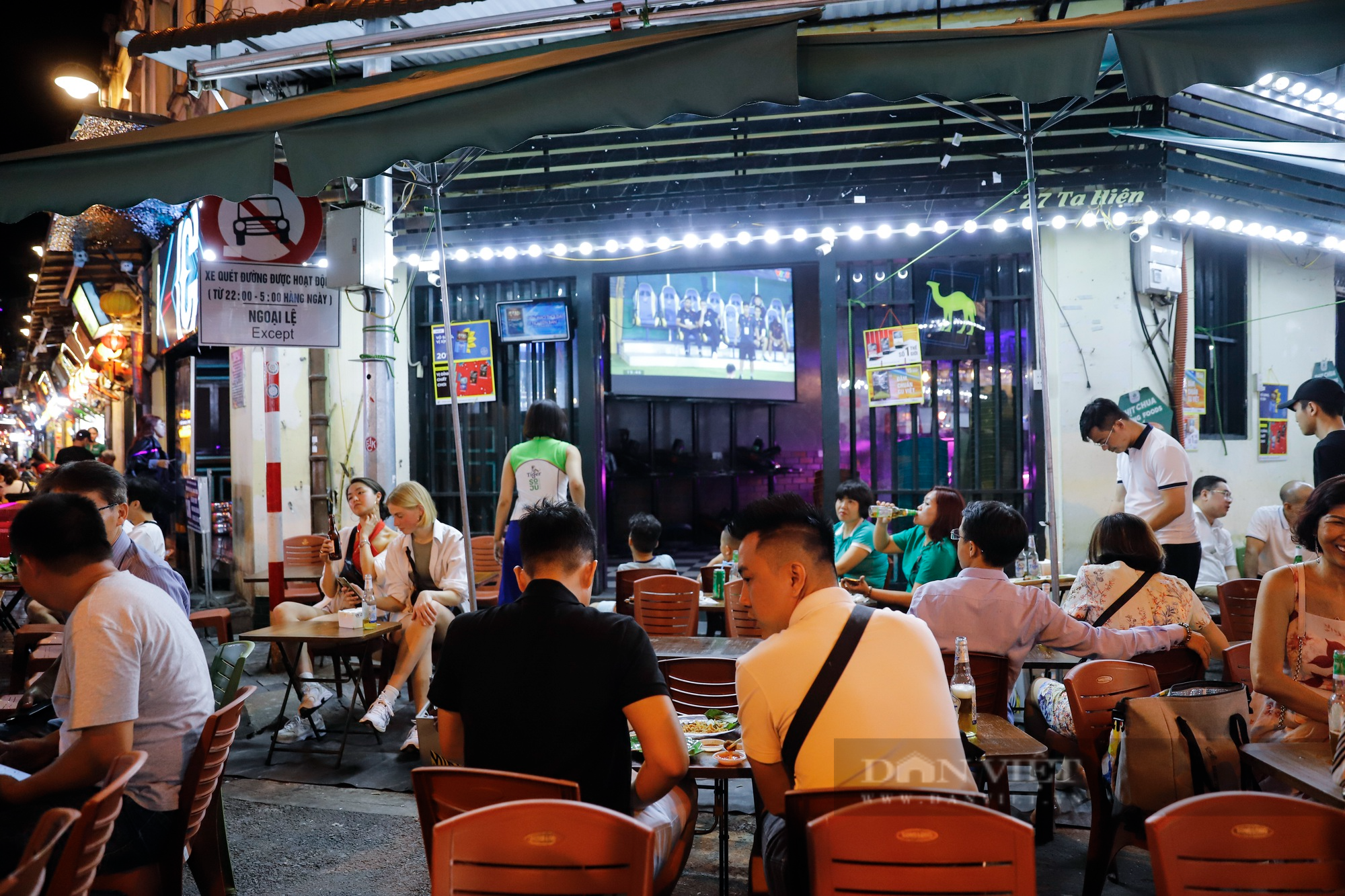 Quán bia tại Hà Nội thuê DJ chơi nhạc cổ vũ đội bóng U22 Việt Nam thi đấu với U22 Thái Lan - Ảnh 6.
