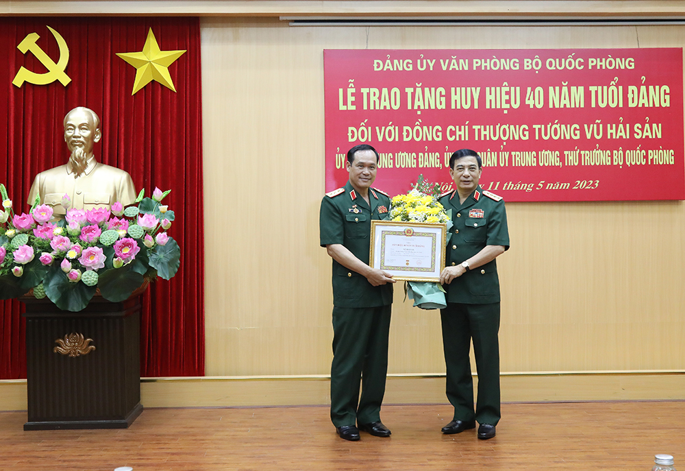 Thượng tướng Vũ Hải Sản-Thứ trưởng Bộ Quốc phòng nhận Huy hiệu cao quý của Đảng - Ảnh 1.
