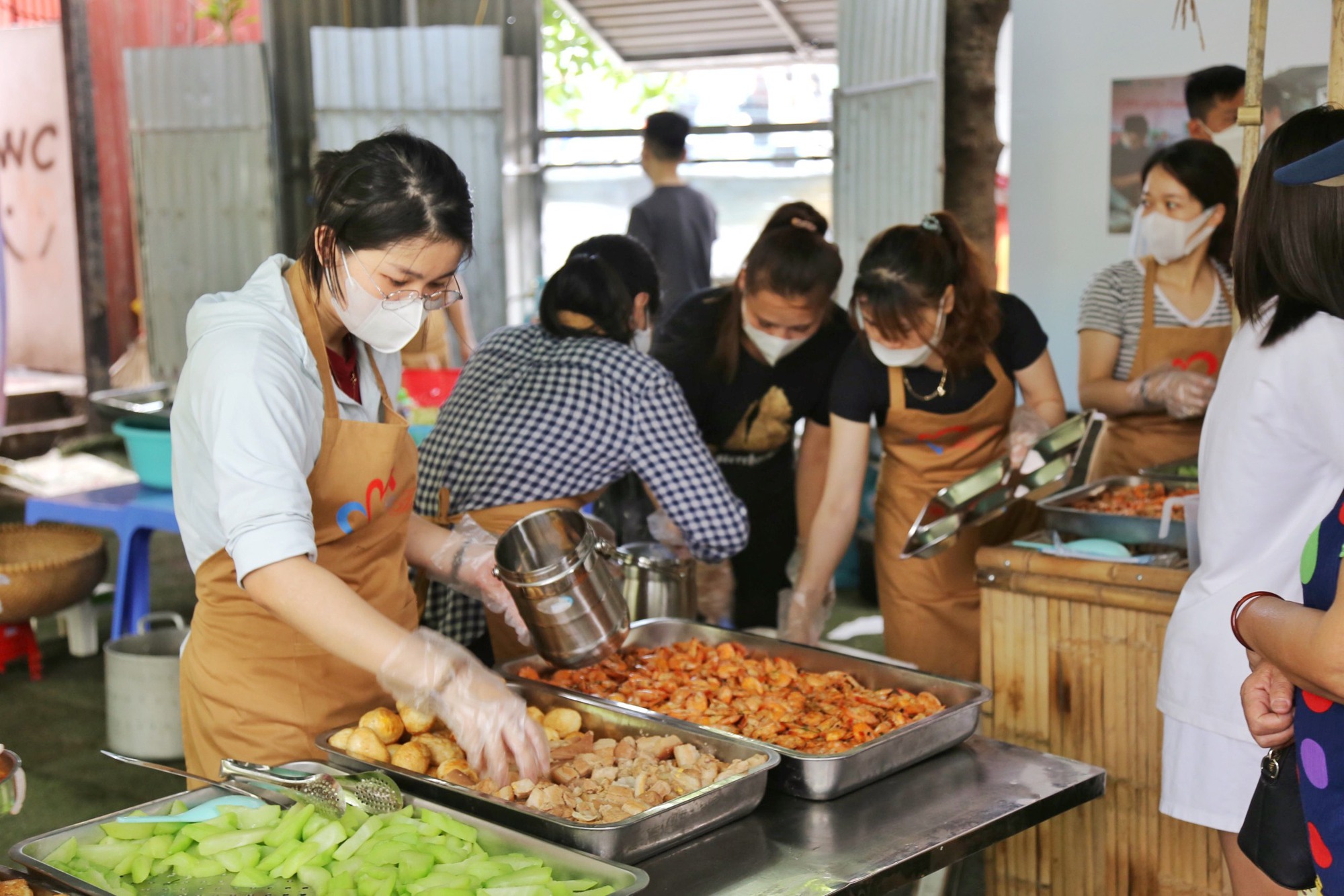 “Bữa cơm yêu thương” - điểm hẹn nhân ái ngày thứ Bảy - Ảnh 5.