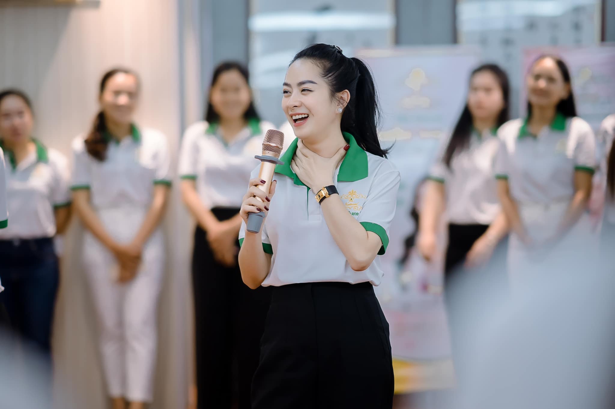 Nữ tình nguyện viên xinh đẹp người Campuchia khiến cánh mày râu &quot;đứng hình&quot; - Ảnh 5.