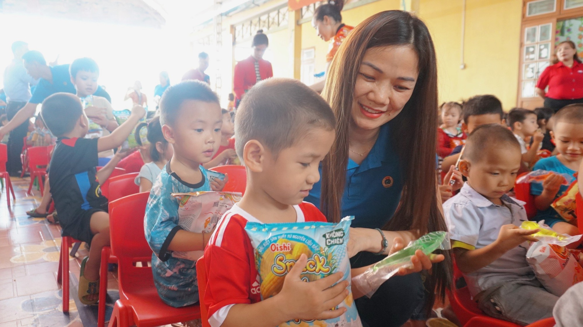 Mang yêu thương về với những đứa trẻ vùng cao Sơn La - Ảnh 8.