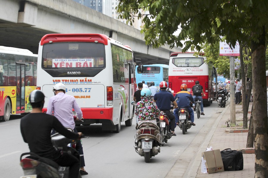 Công an Hà Nội sử dụng máy in để in hình ảnh xe vi phạm - Ảnh 2.