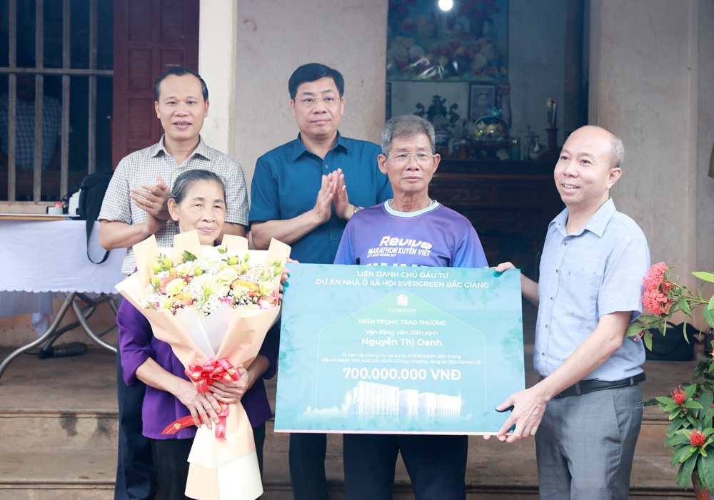 &quot;Cô gái vàng&quot; Nguyễn Thị Oanh được tặng xe, tặng nhà và bỏ túi hơn 300 triệu đồng - Ảnh 3.