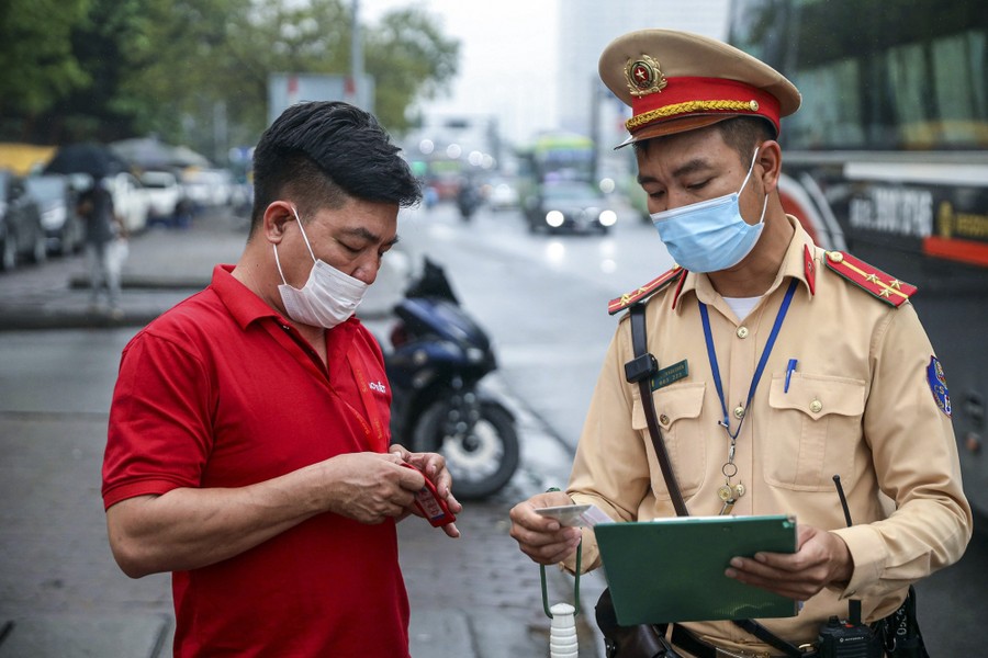 Công an Hà Nội sử dụng máy in để in hình ảnh xe vi phạm - Ảnh 6.