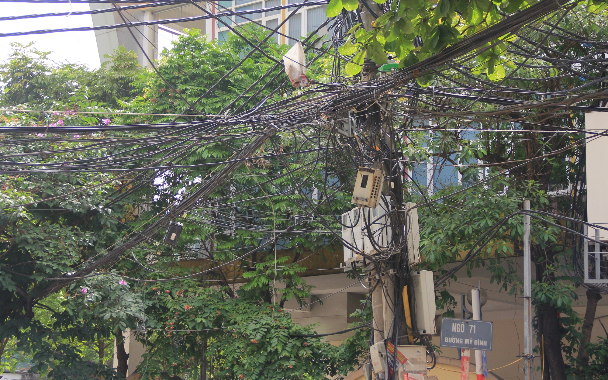 Nhiều tuyến phố ở Hà Nội: Dây điện, cáp viễn thông chằng chịt, “giăng bẫy” người dân