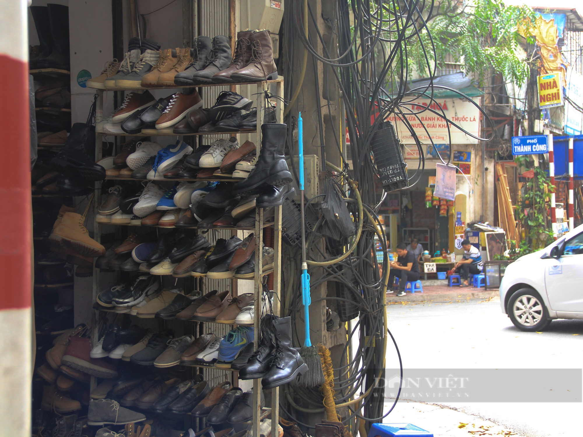 Nhiều tuyến phố ở Hà Nội: Dây điện, cáp viễn thông chằng chịt, “giăng bẫy” người dân - Ảnh 9.