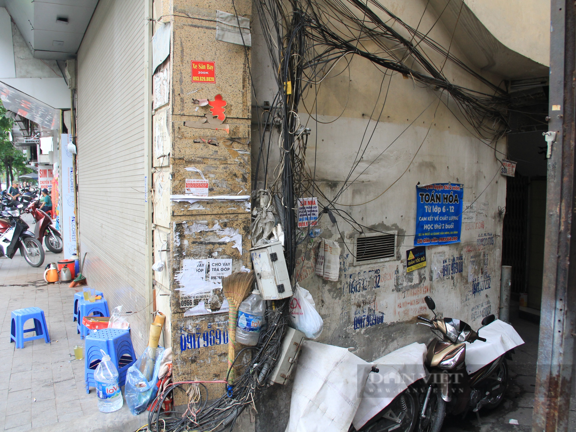 Nhiều tuyến phố ở Hà Nội: Dây điện, cáp viễn thông chằng chịt, “giăng bẫy” người dân - Ảnh 10.