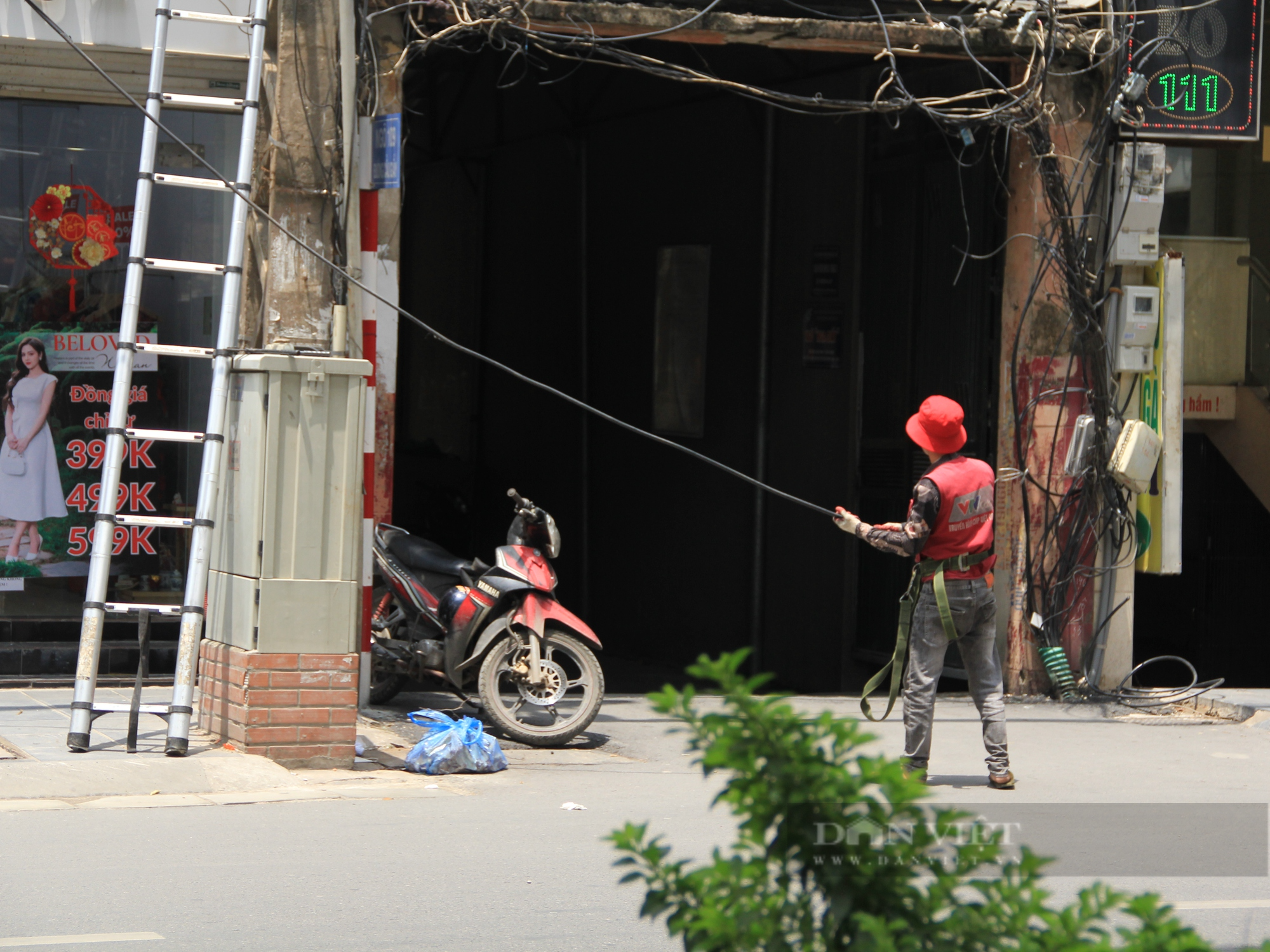 Nhiều tuyến phố ở Hà Nội: Dây điện, cáp viễn thông chằng chịt, “giăng bẫy” người dân - Ảnh 11.
