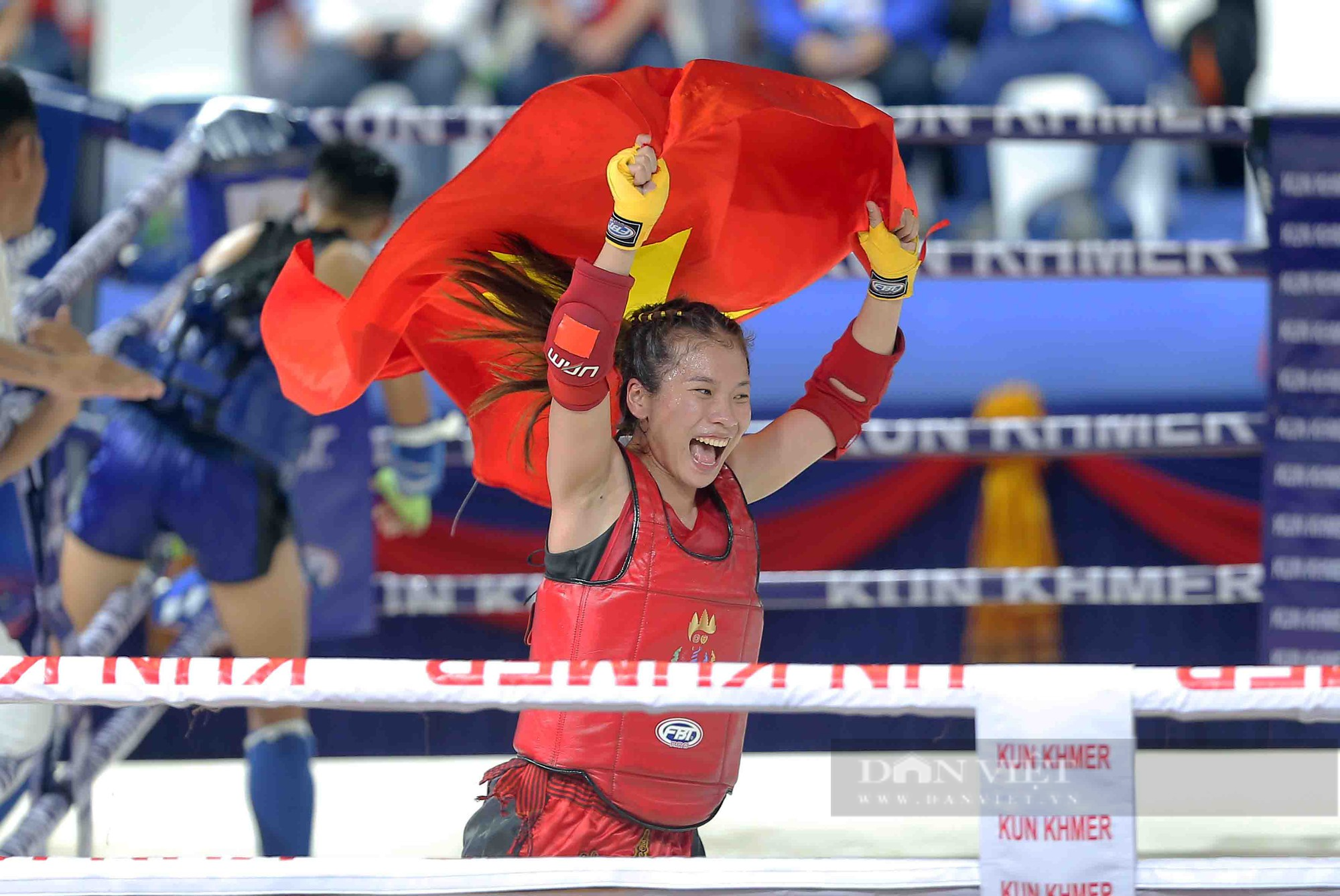 Trốn cha mẹ đi &quot;đấm nhau&quot;, nữ võ sĩ Việt giành luôn HCV SEA Games 32 - Ảnh 6.