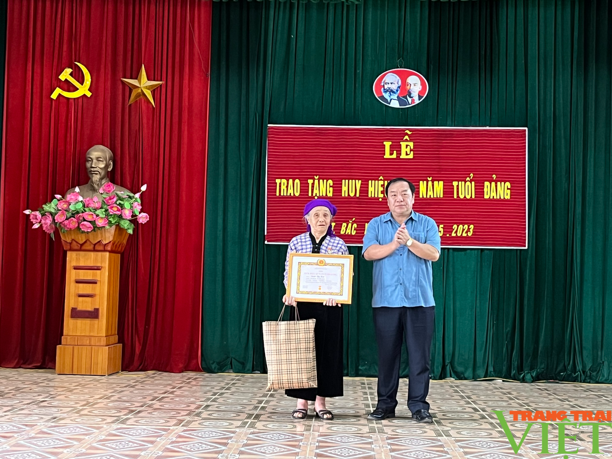Phó Chủ tịch HĐND tỉnh Sơn La trao huy hiệu 60 năm tuổi đảng tại Bắc Yên - Ảnh 2.