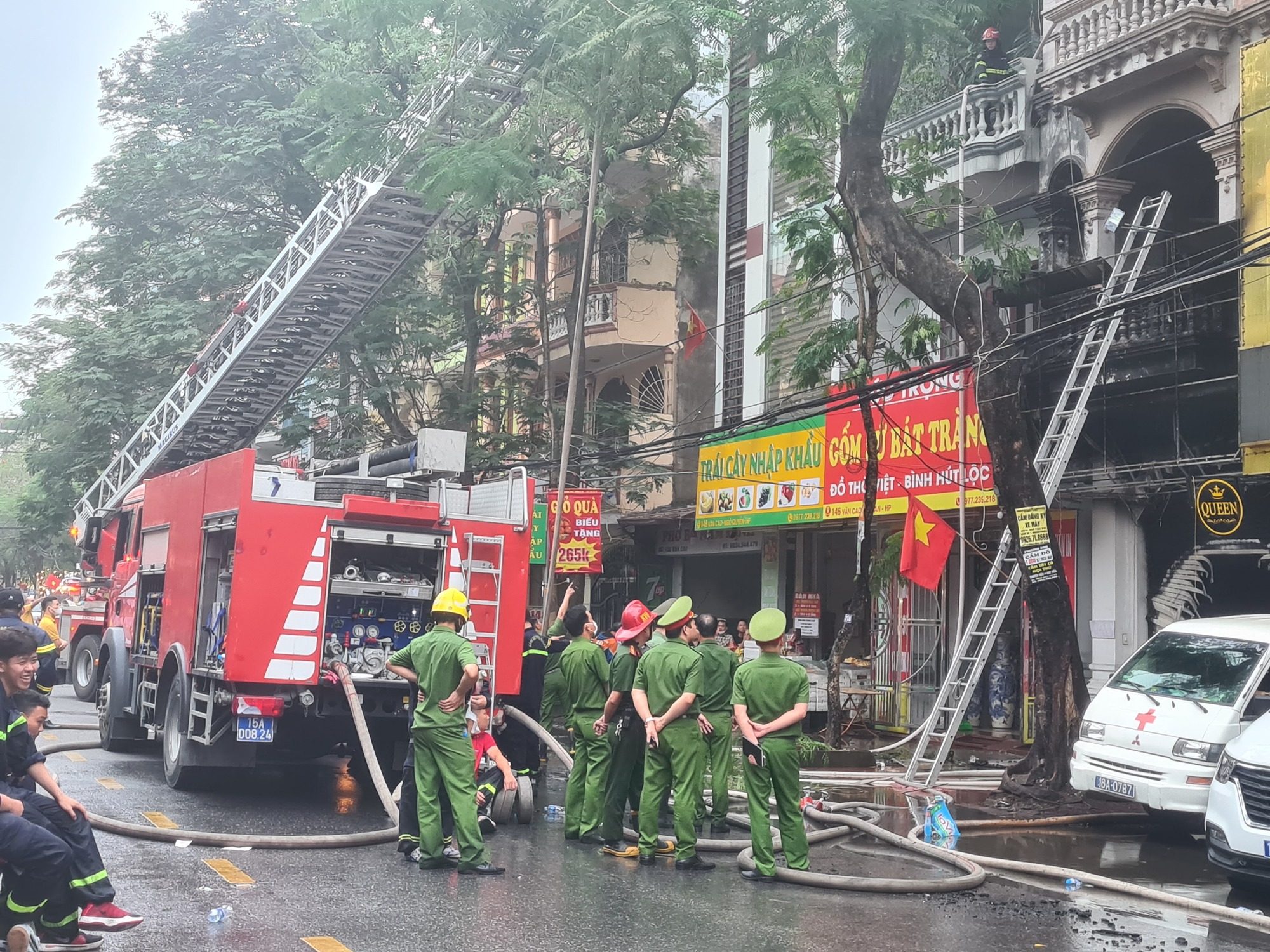 Hải Phòng: Cháy lớn tại phố Văn Cao, nhiều người mắc kẹt bên trong - Ảnh 3.