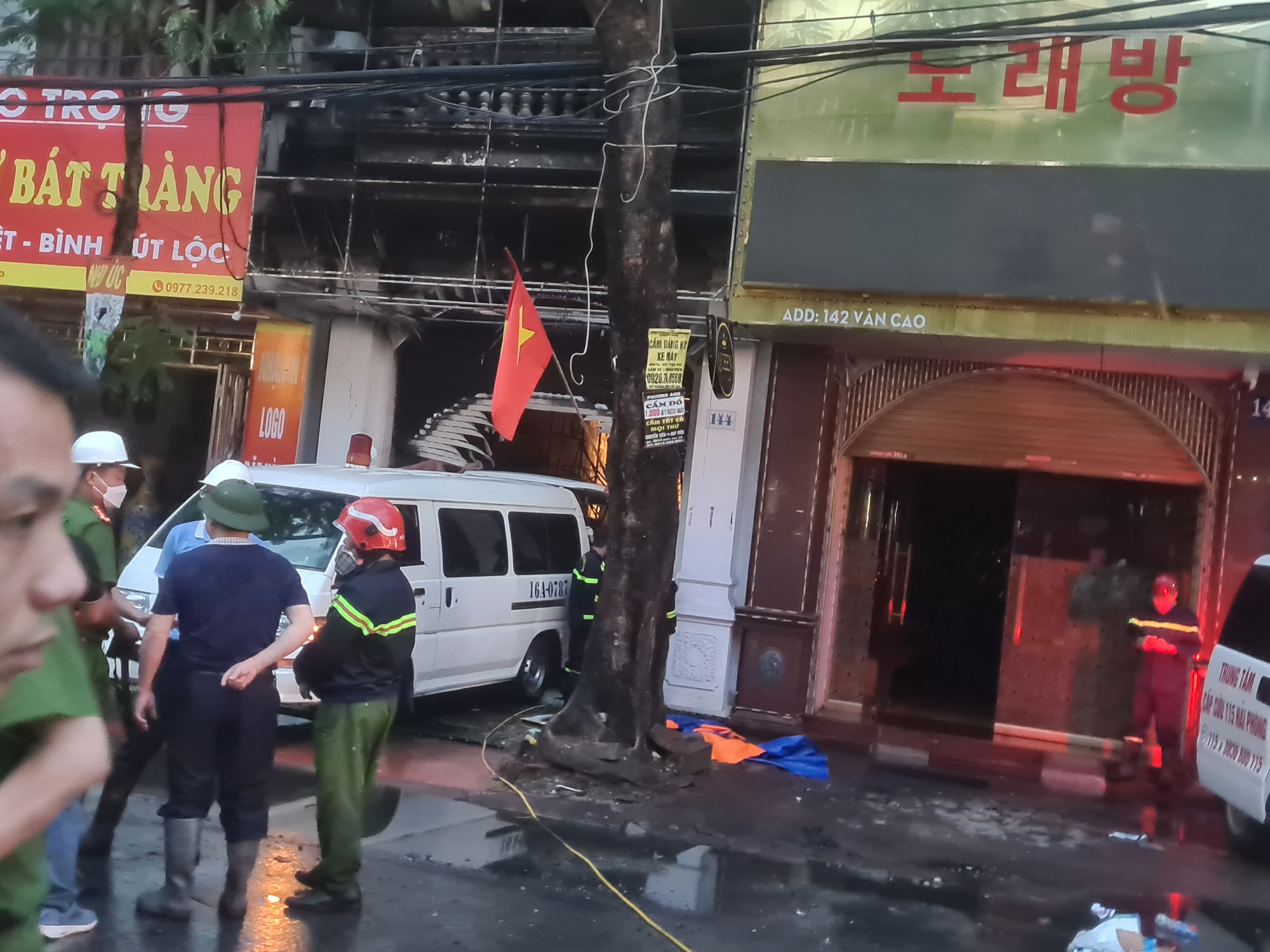 Hải Phòng: Cháy lớn tại phố Văn Cao, nhiều người mắc kẹt bên trong - Ảnh 4.