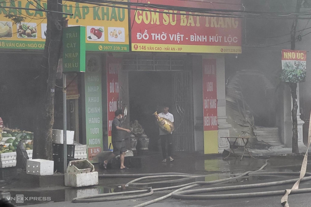 Hải Phòng: Đang cháy lớn tại phố  Văn Cao, nhiều người mắc kẹt - Ảnh 1.