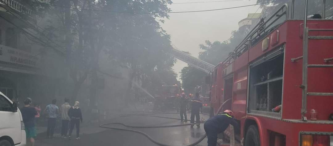 Hải Phòng: Đang cháy lớn tại phố  Văn Cao, nhiều người mắc kẹt - Ảnh 2.