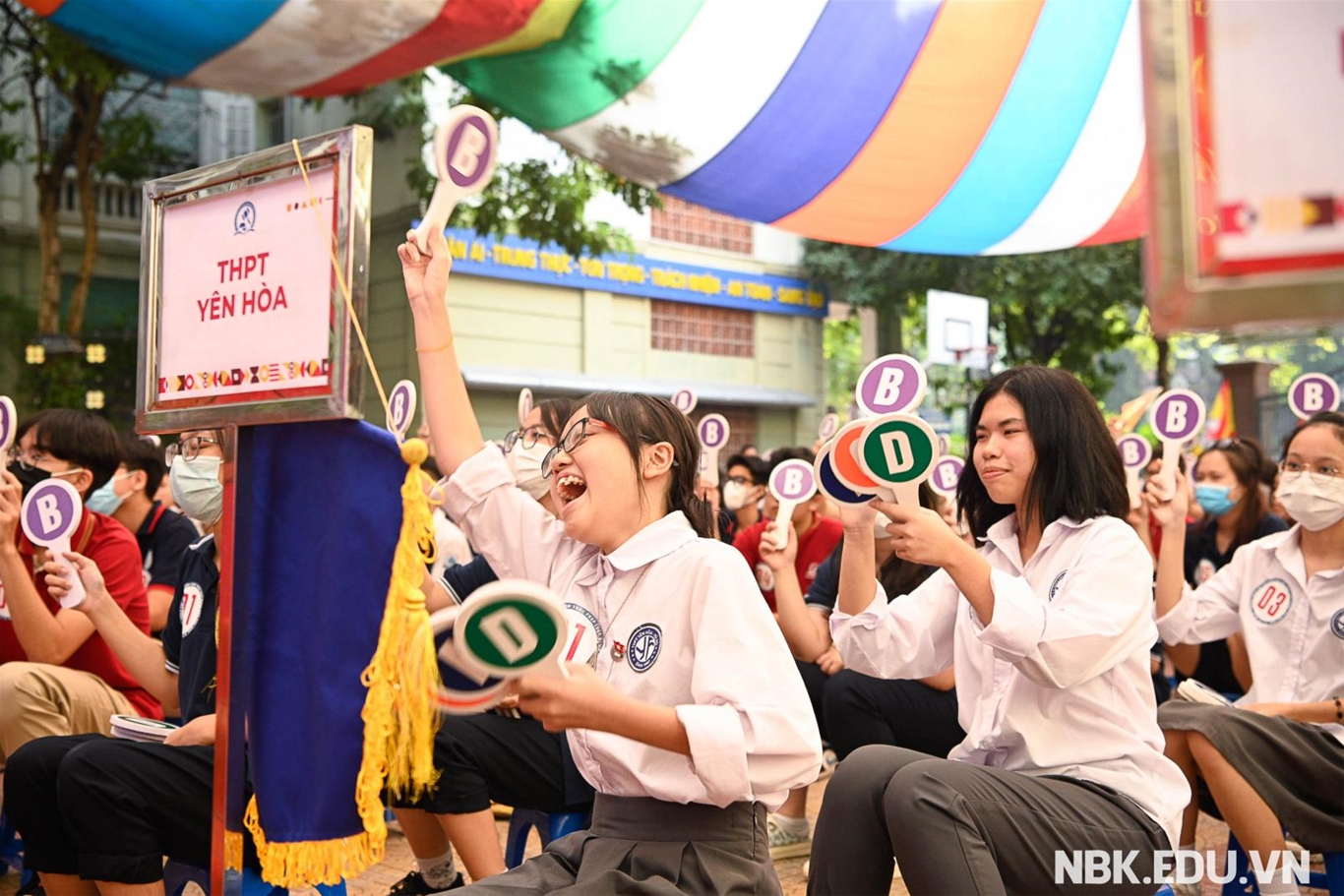 Học sinh đua nhau tranh suất vào trường cấp 3 này ở Hà Nội, học phí gây bất ngờ - Ảnh 1.
