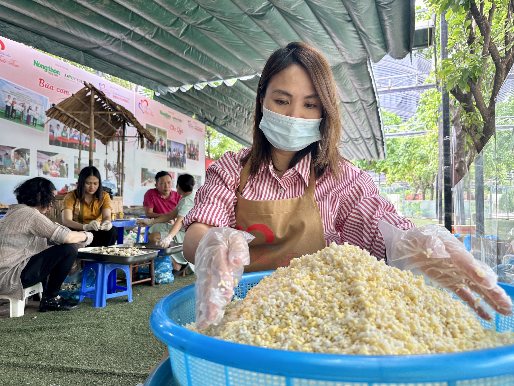 Háo hức giây phút chuẩn bị đón bữa trưa thứ 7 hạnh phúc - Ảnh 1.